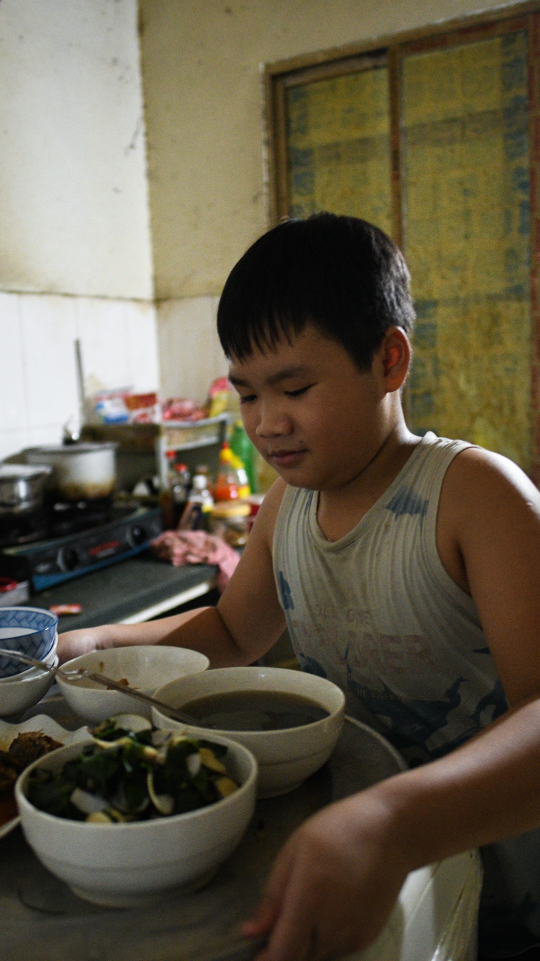 tiem banh mi Ha Noi,  gian cach xa hoi anh 30