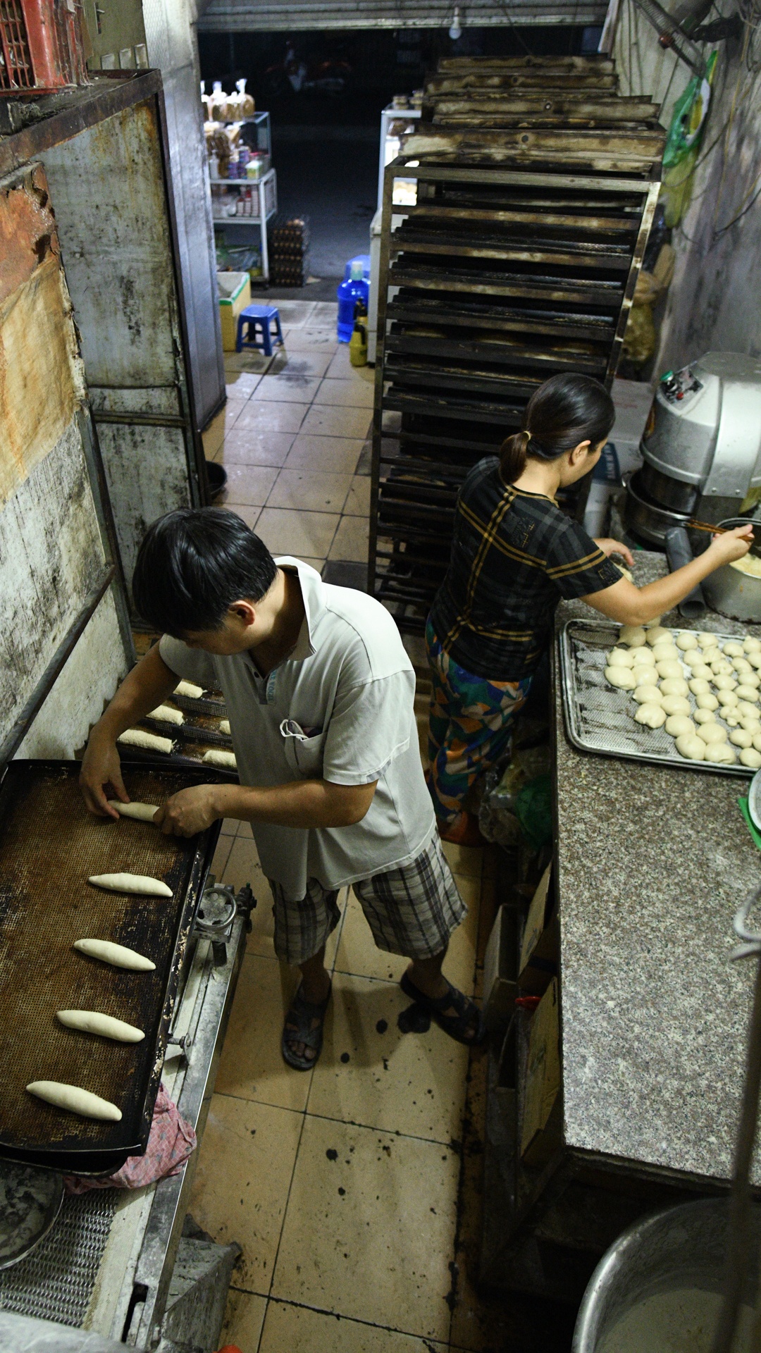 tiem banh mi Ha Noi,  gian cach xa hoi anh 4