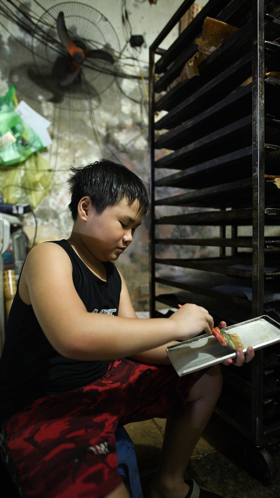 tiem banh mi Ha Noi,  gian cach xa hoi anh 8