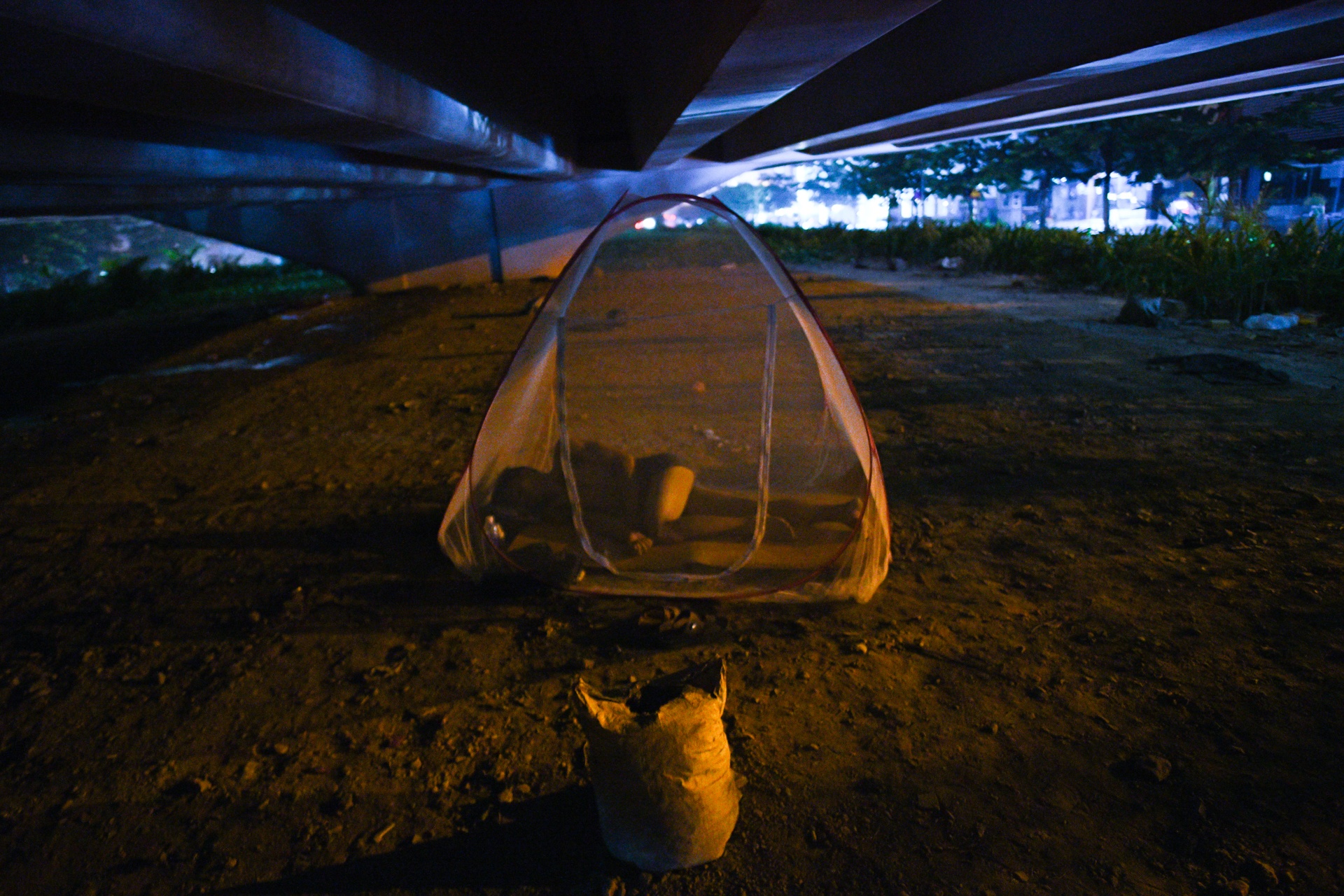 Lao dong mac ket lai Ha Noi,  Ha Noi gian cach anh 4