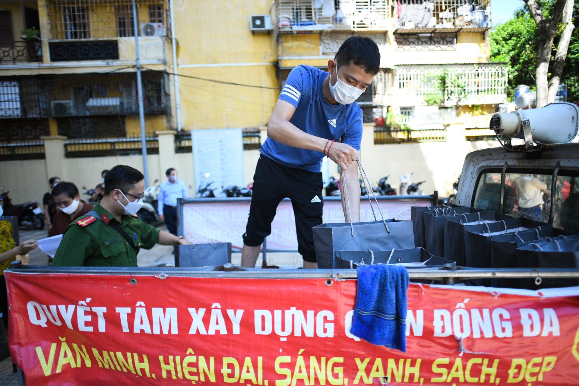 Trao quà cứu trợ,  cứu trợ mùa dịch,  Hà Nội giãn cách ảnh 1 Trao qua cuu tro,  cuu tro mua dich,  Ha Noi gian cach anh 1