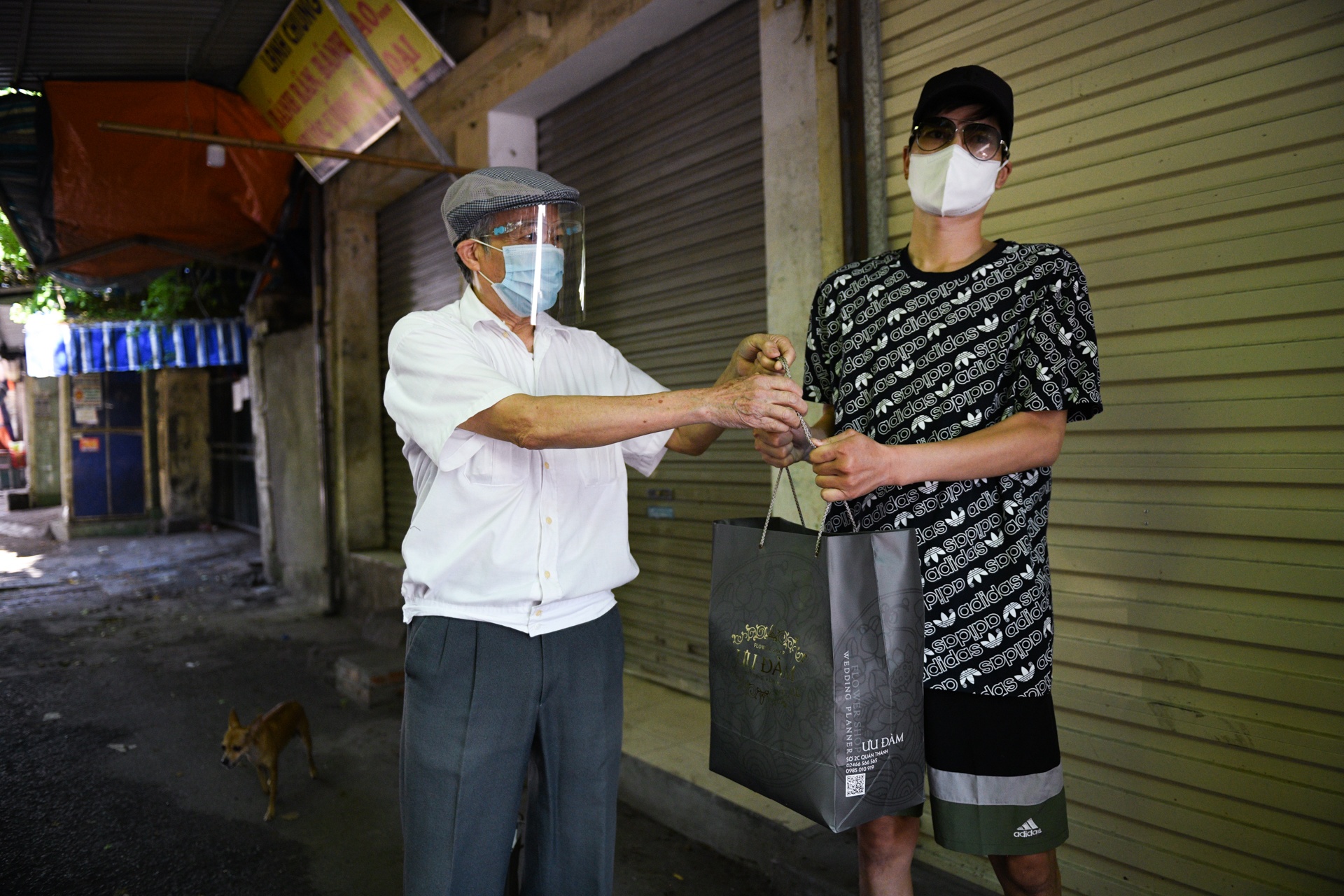 Trao quà cứu trợ,  cứu trợ mùa dịch,  Hà Nội giãn cách ảnh 6 Trao qua cuu tro,  cuu tro mua dich,  Ha Noi gian cach anh 6