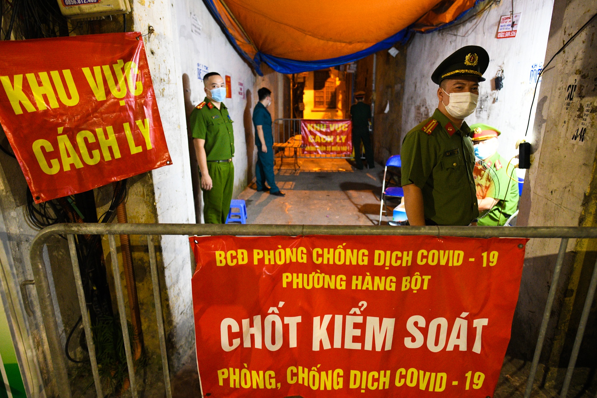 Nhieu nguoi Ha Noi di lam ve moi biet nha o khu phong toa hinh anh