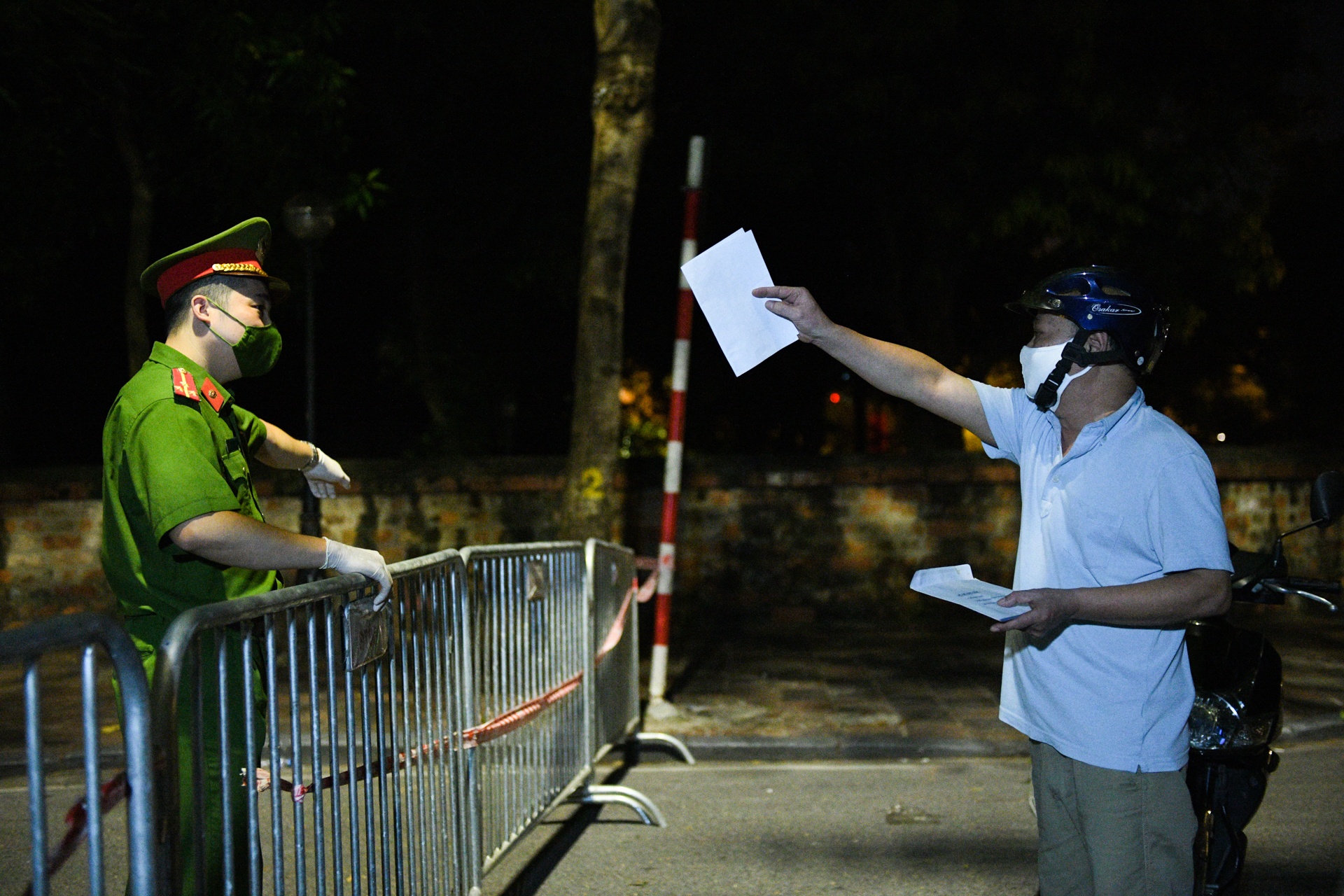 phong toa phuong Van Chuong,  dich covid-19 anh 6