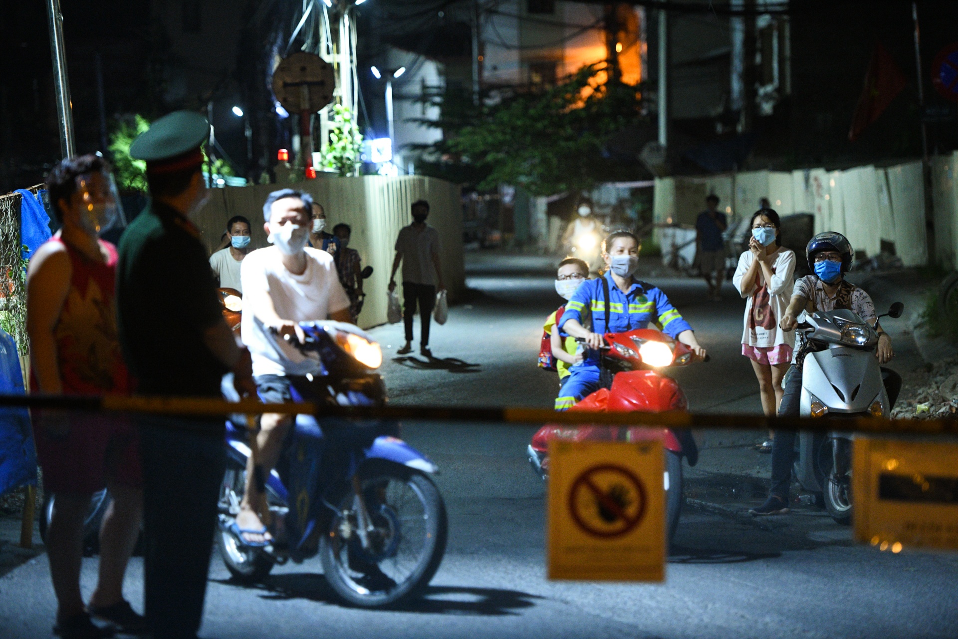 phong toa phuong Van Chuong,  dich covid-19 anh 9