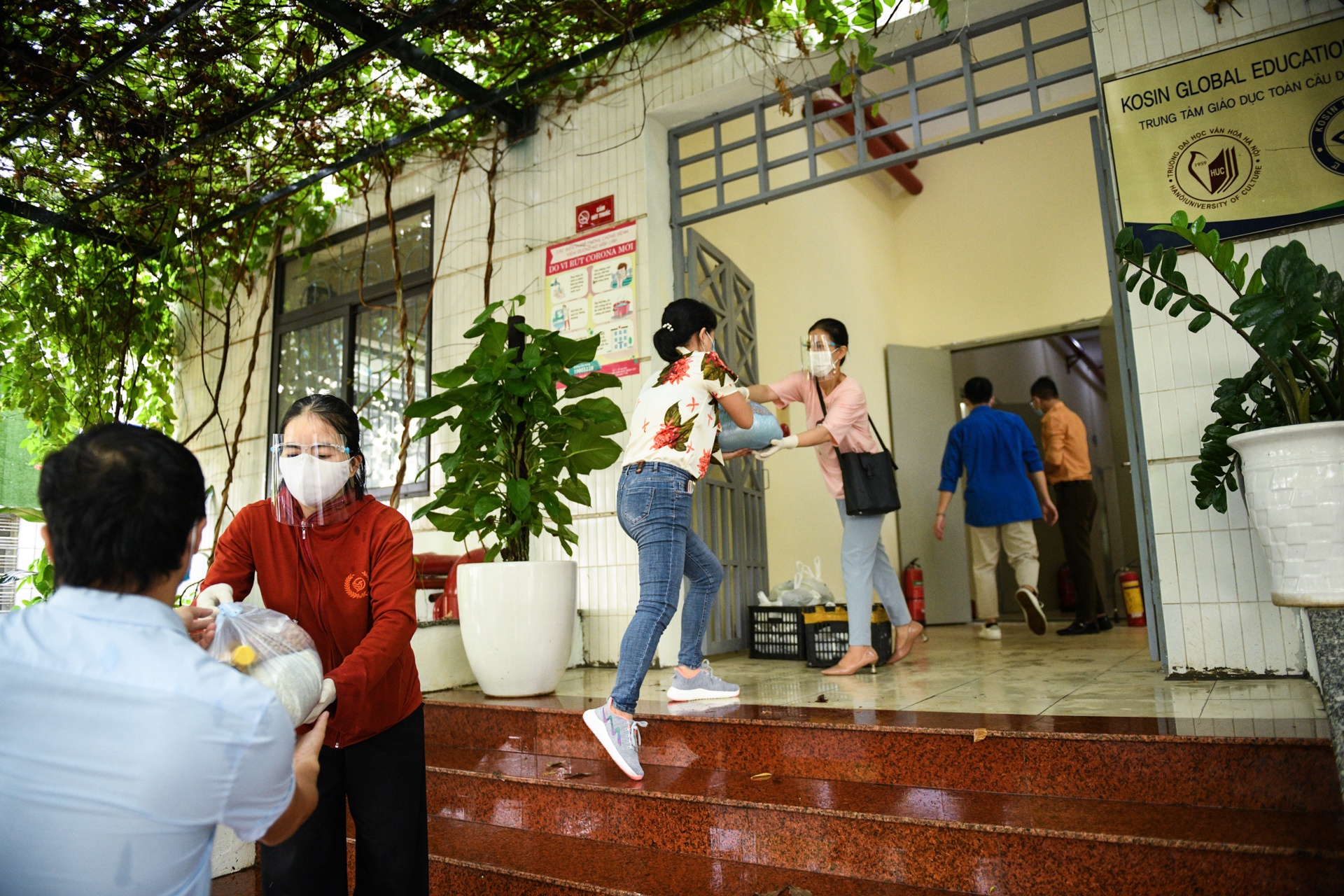 Sinh vien mac ket,  Ha Noi gian cach,  cuu tro sinh vien,  cuu tro mua dich anh 20