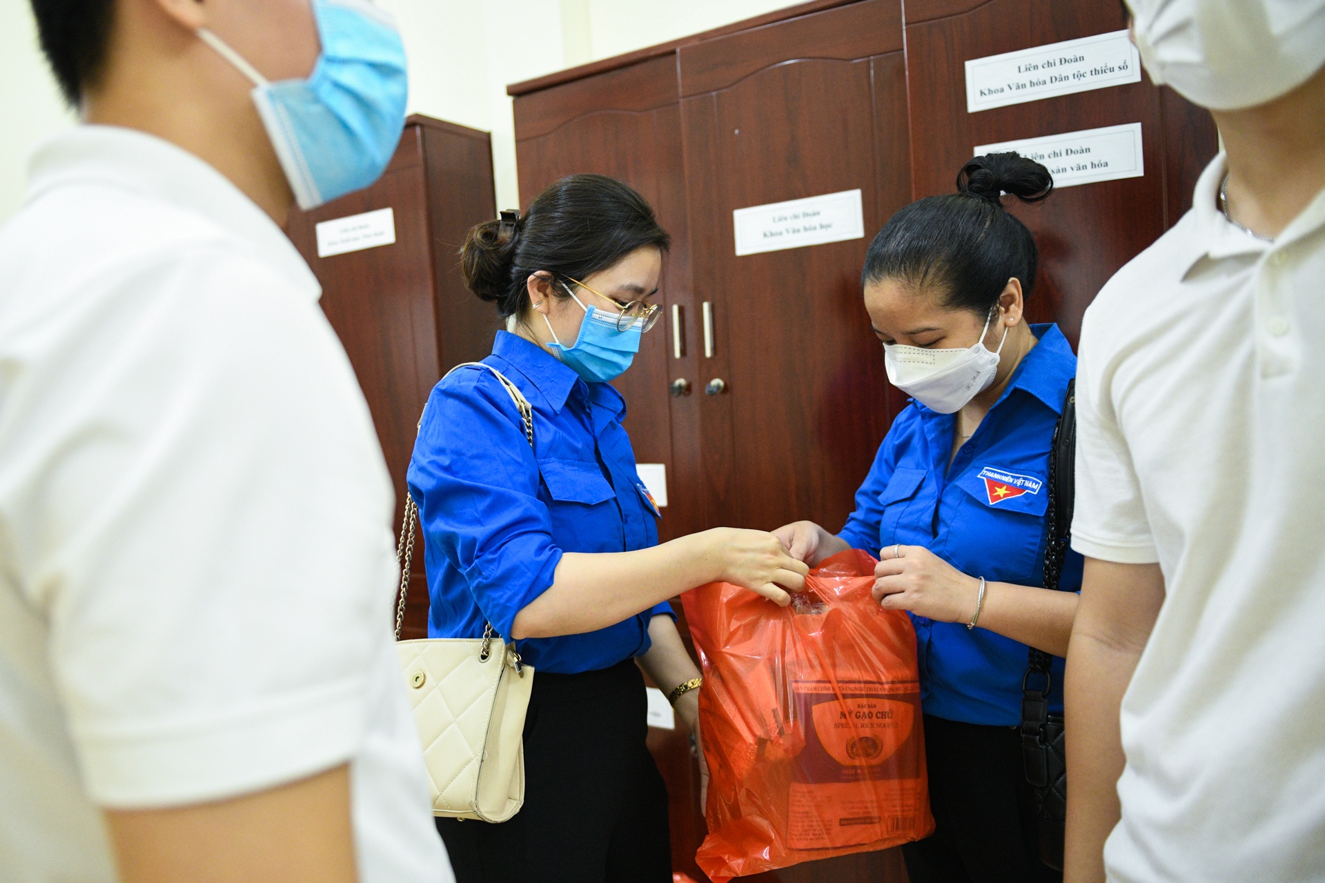 Sinh viên mắc kẹt, Hà Nội giãn cách, cứu trợ sinh viên, cứu trợ mùa dịch ảnh 18 Sinh vien mac ket, Ha Noi gian cach, cuu tro sinh vien, cuu tro mua dich anh 18