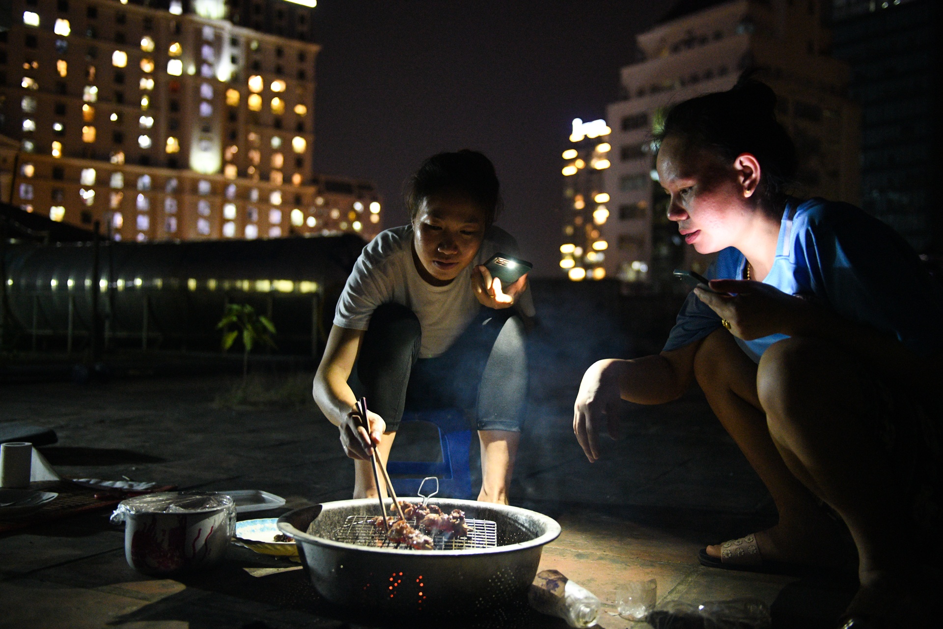 Sinh vien mac ket,  Ha Noi gian cach,  cuu tro sinh vien,  cuu tro mua dich anh 11