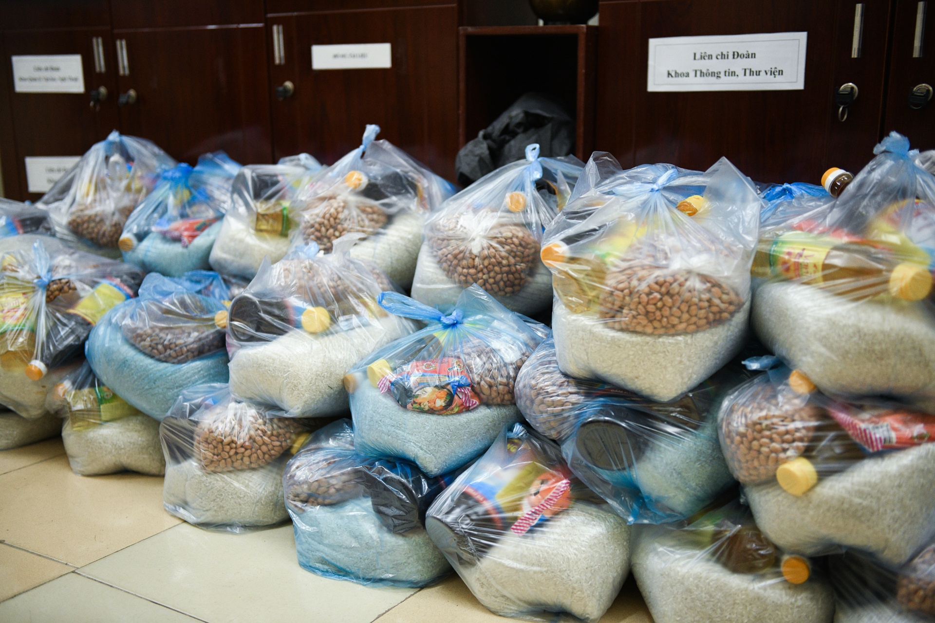 Sinh viên mắc kẹt, Hà Nội giãn cách, cứu trợ sinh viên, cứu trợ mùa dịch ảnh 17 Sinh vien mac ket, Ha Noi gian cach, cuu tro sinh vien, cuu tro mua dich anh 17