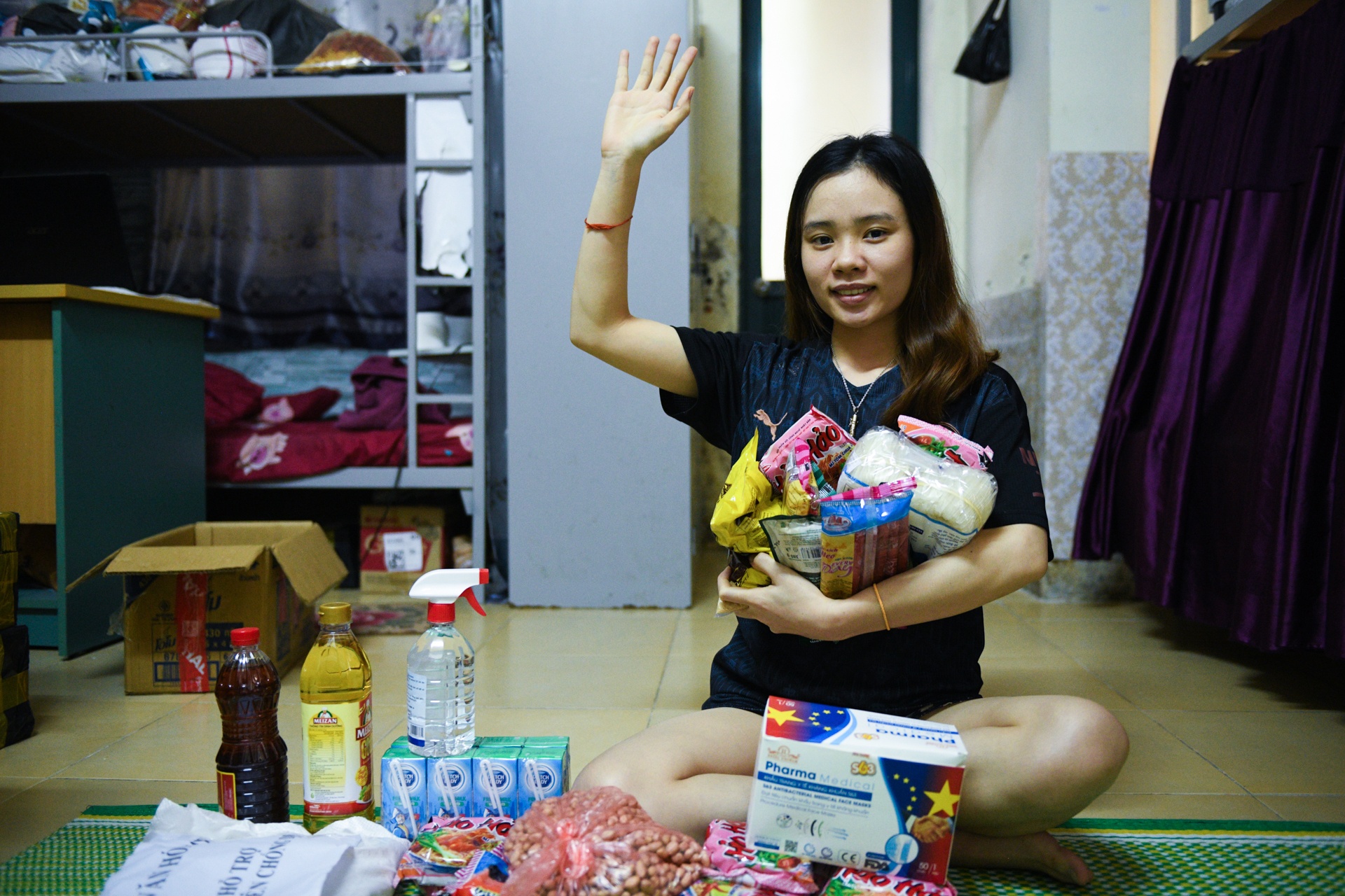 Sinh vien mac ket,  Ha Noi gian cach,  cuu tro sinh vien,  cuu tro mua dich anh 6