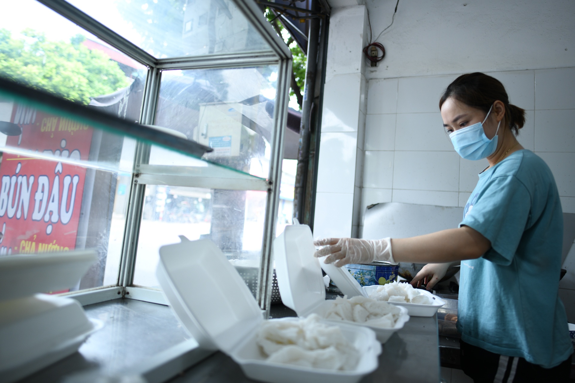 hang an hoat dong tro lai,  quan bun dau ban hang tram suat anh 3