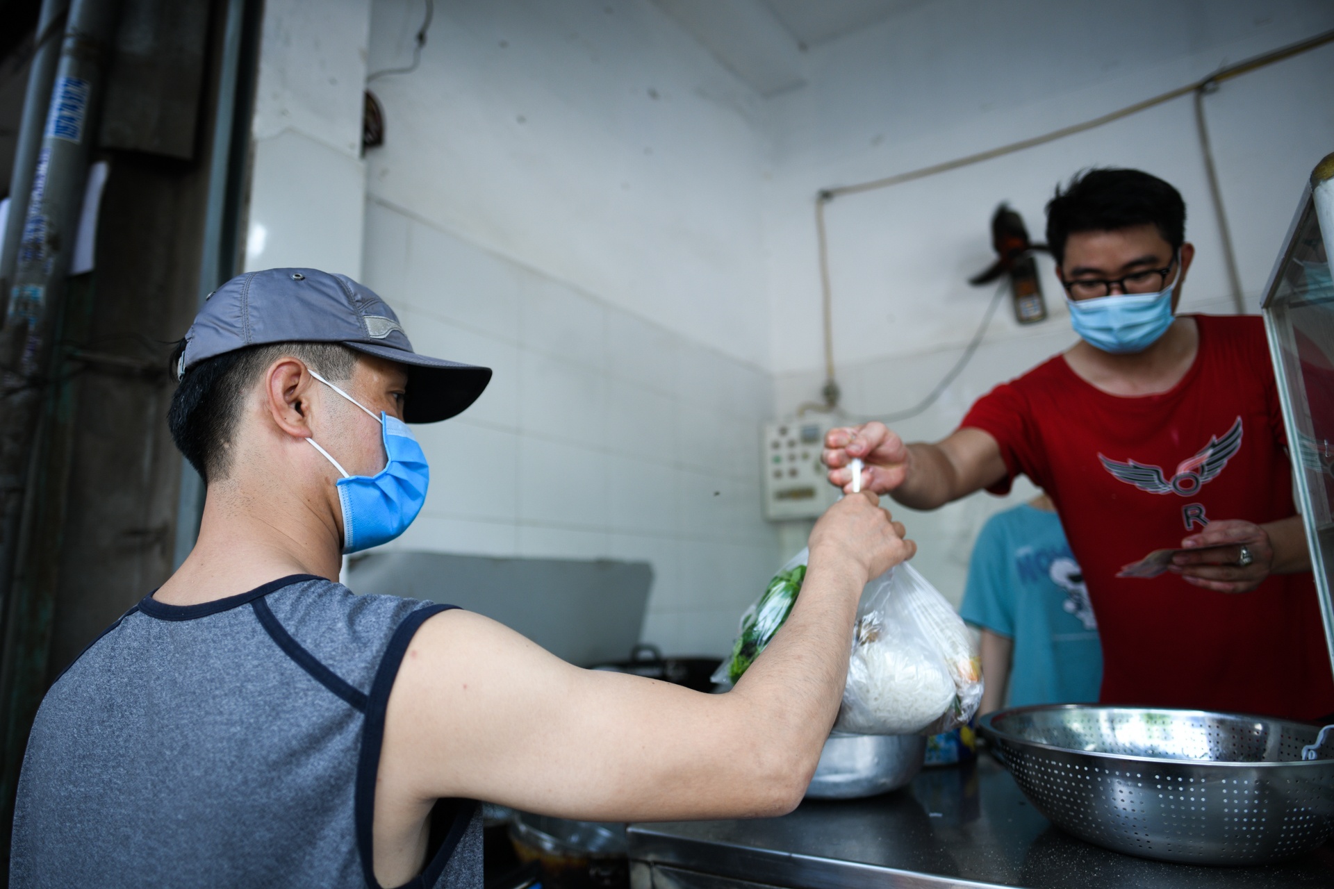 hang an hoat dong tro lai,  quan bun dau ban hang tram suat anh 7