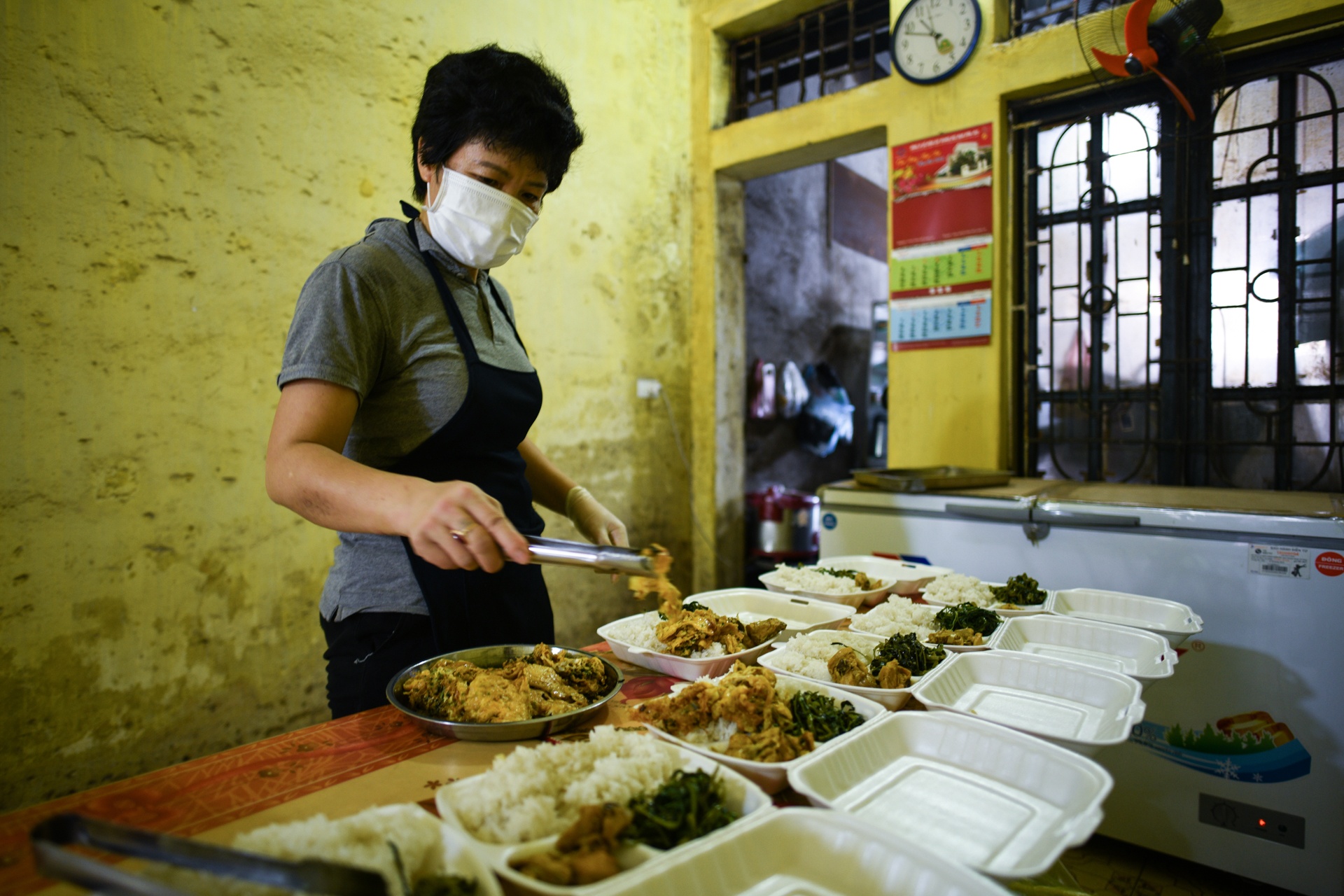 hang an hoat dong tro lai,  quan bun dau ban hang tram suat anh 9