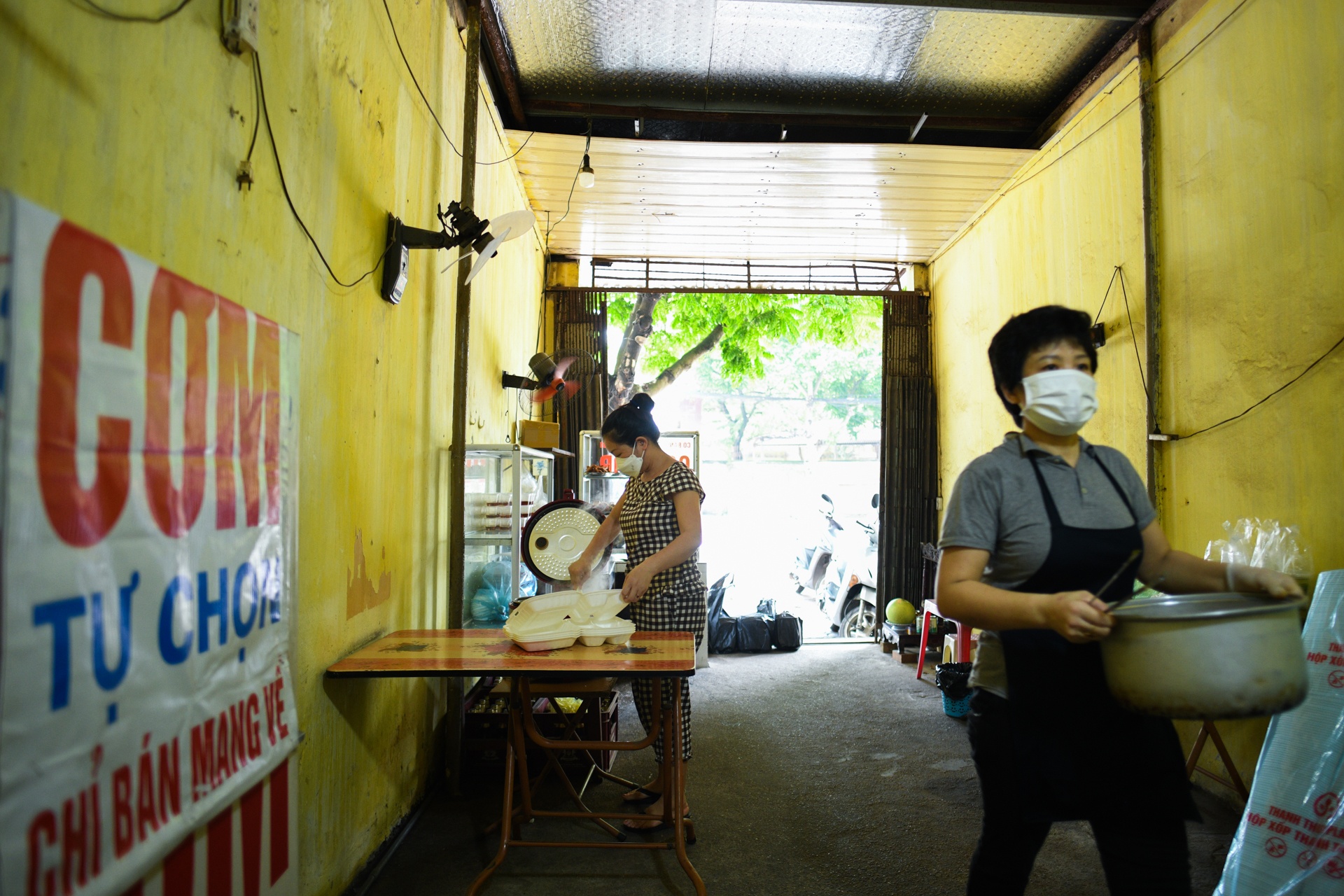 hang an hoat dong tro lai,  quan bun dau ban hang tram suat anh 8