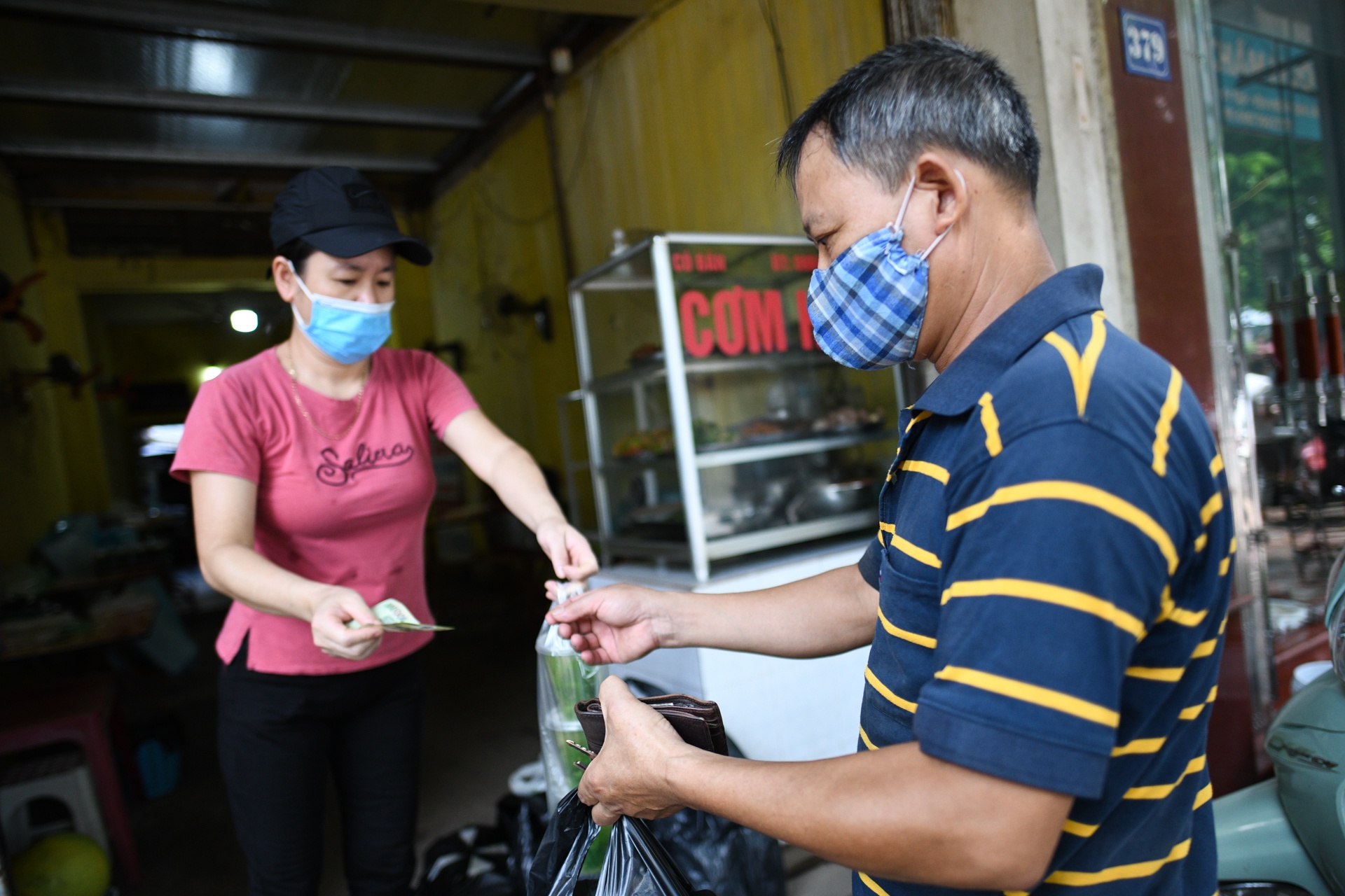 hang an hoat dong tro lai,  quan bun dau ban hang tram suat anh 10