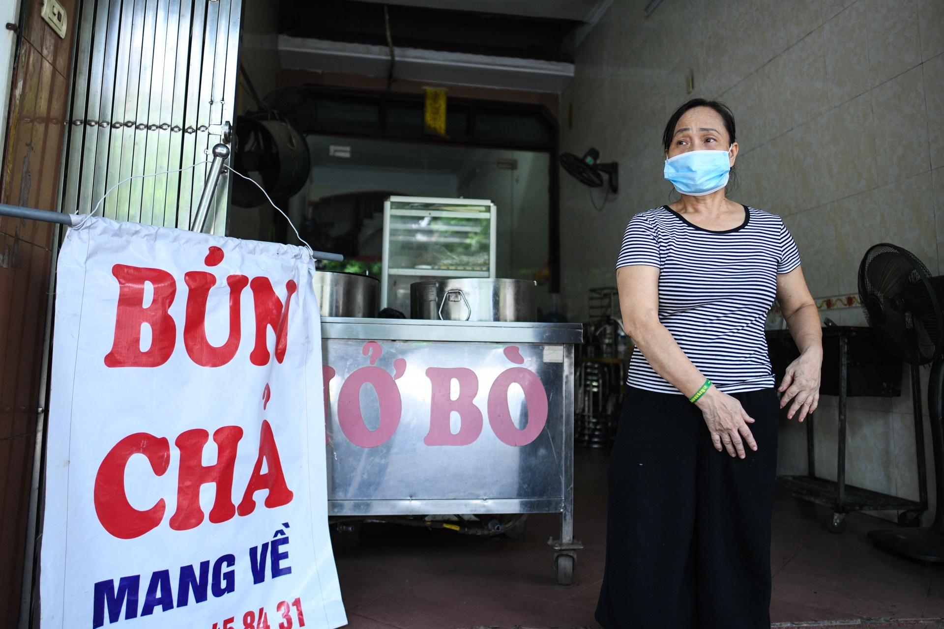 hang an hoat dong tro lai,  quan bun dau ban hang tram suat anh 11
