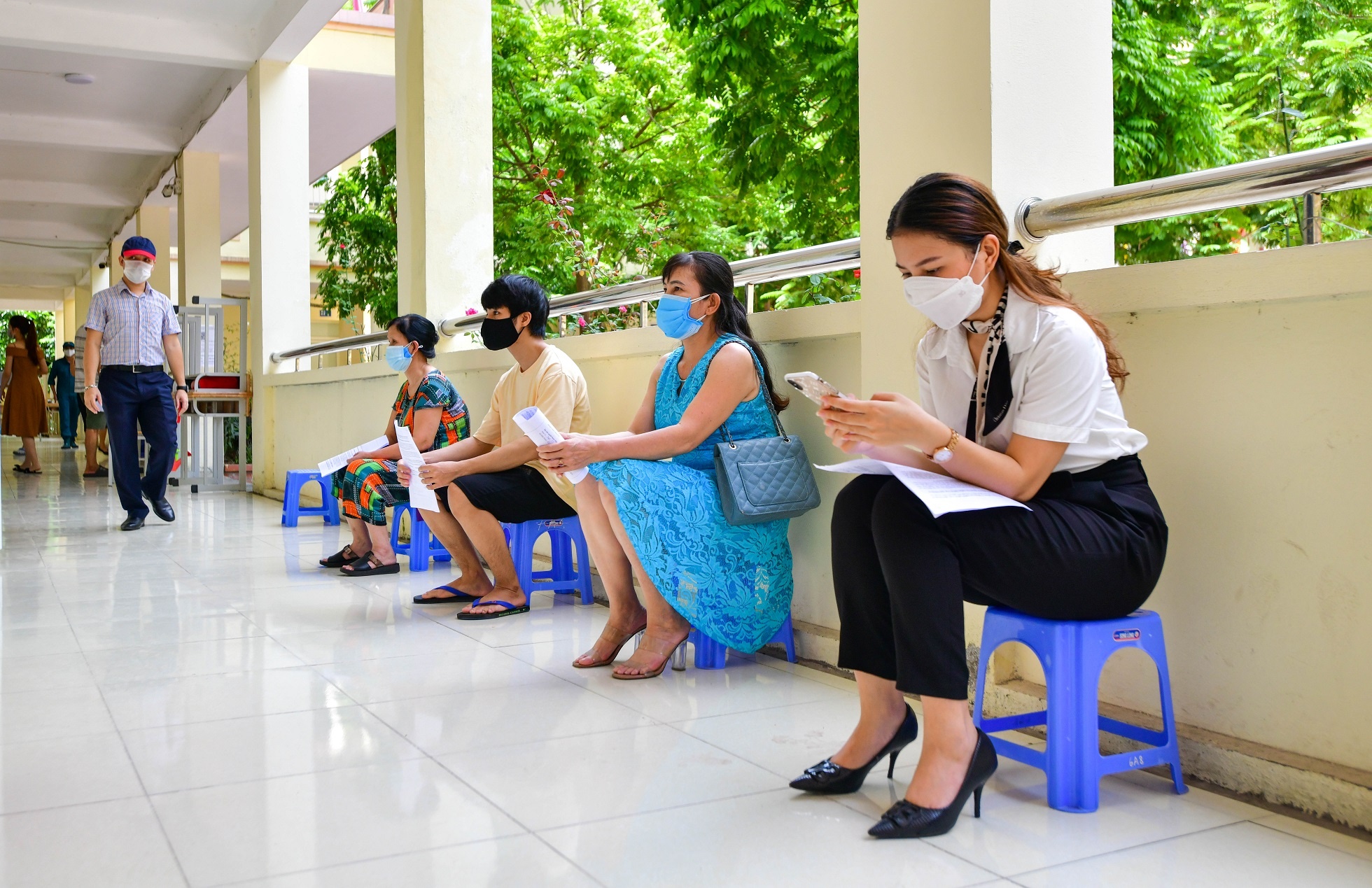 nguoi dan tiem vaccine anh 9