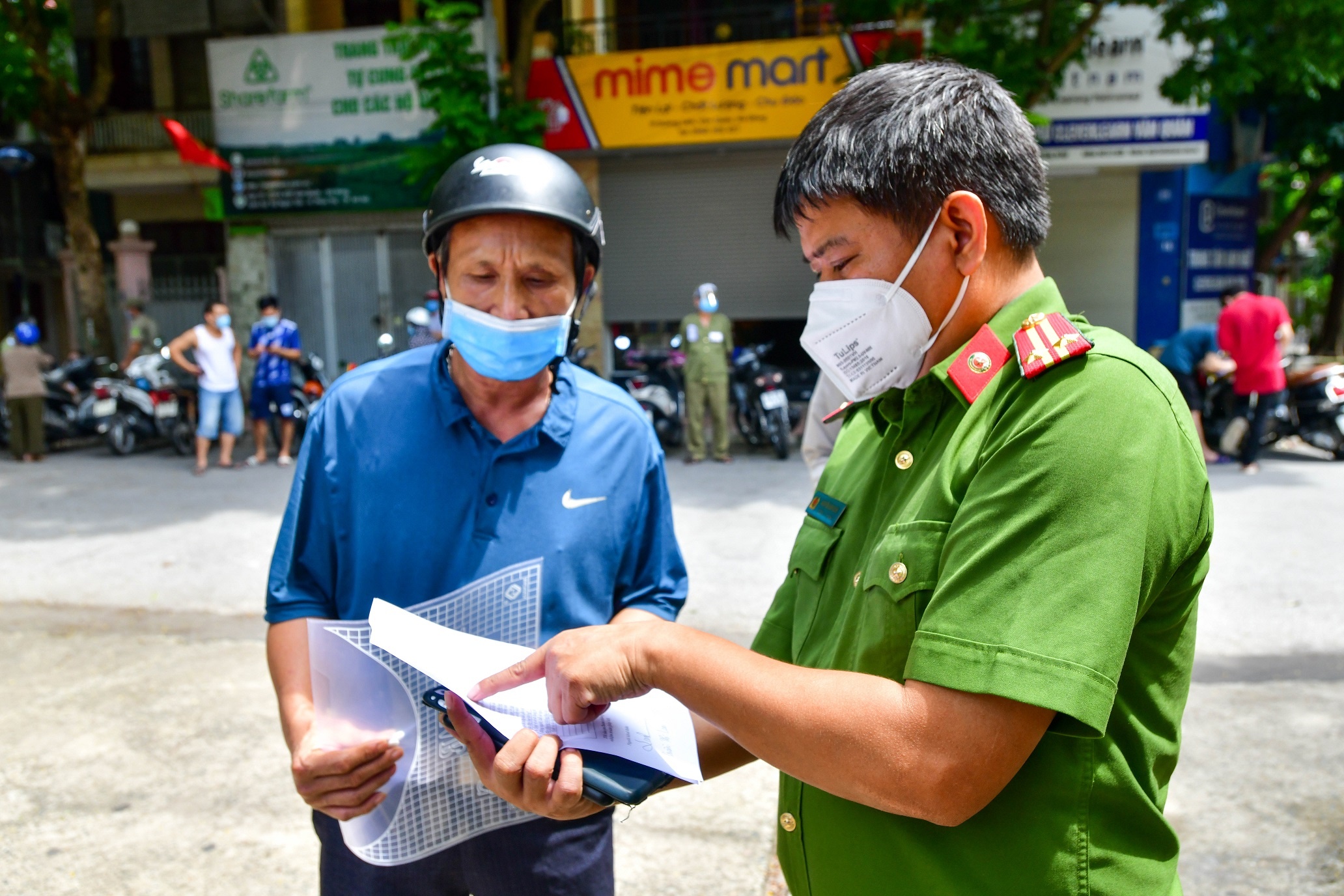 nguoi dan tiem vaccine anh 10