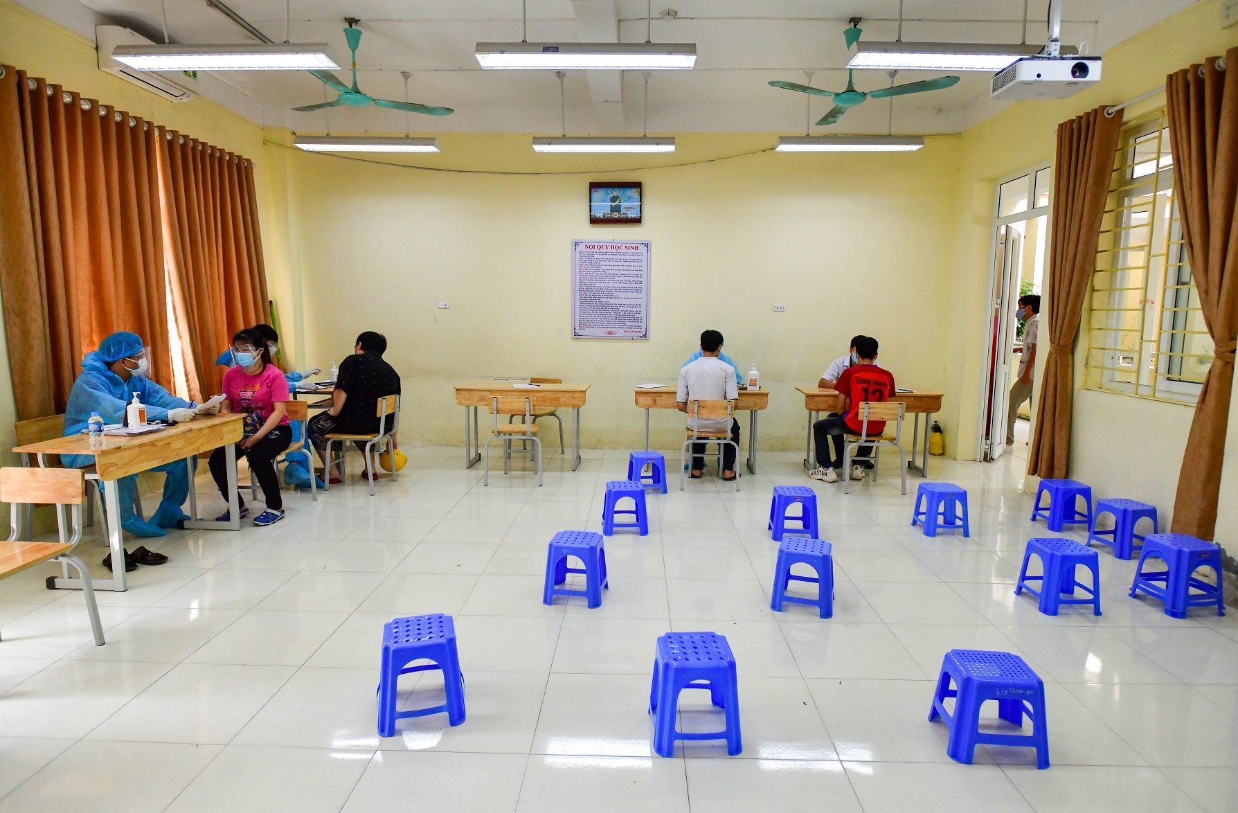 nguoi dan tiem vaccine anh 3