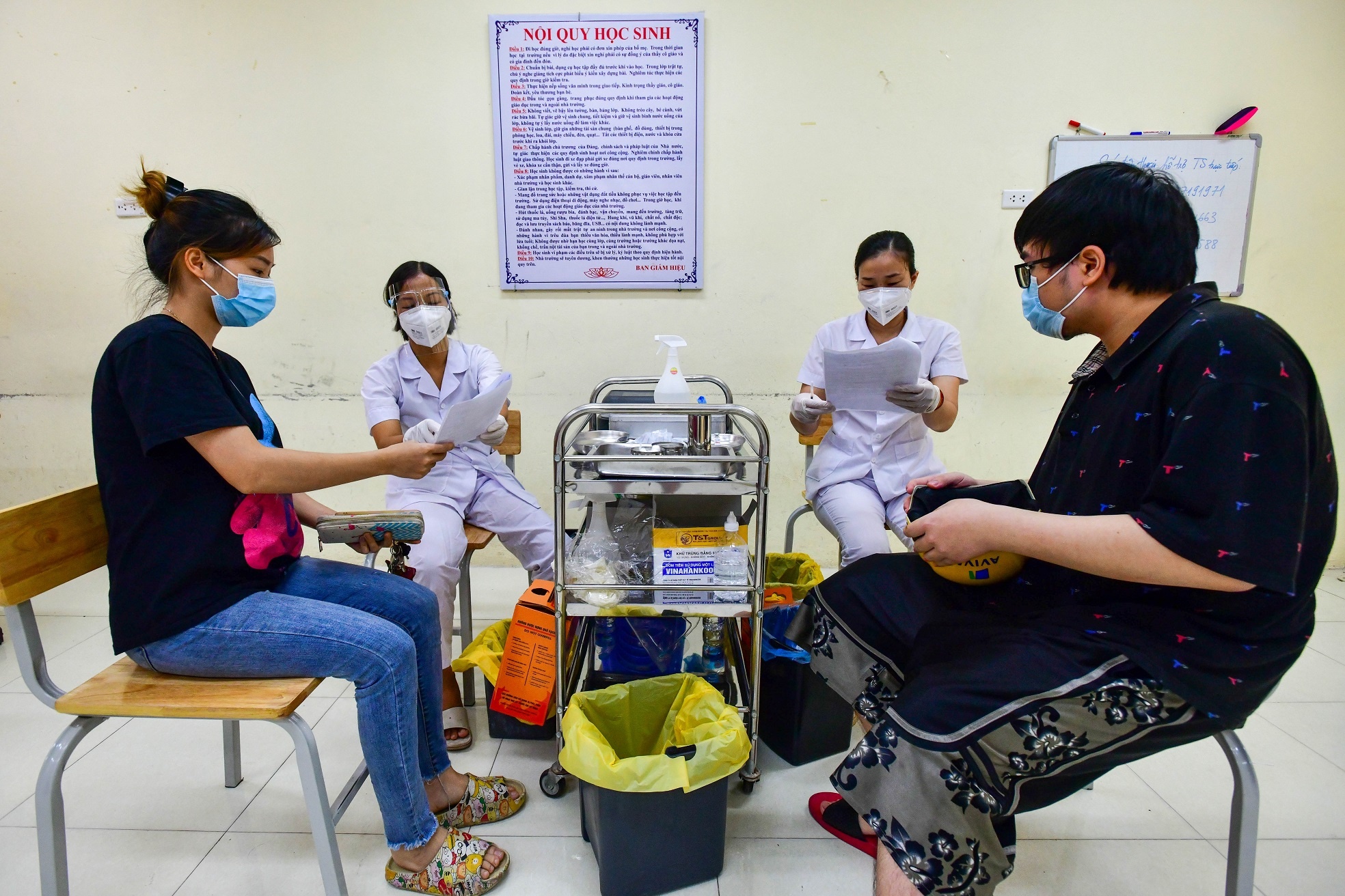 nguoi dan tiem vaccine anh 4