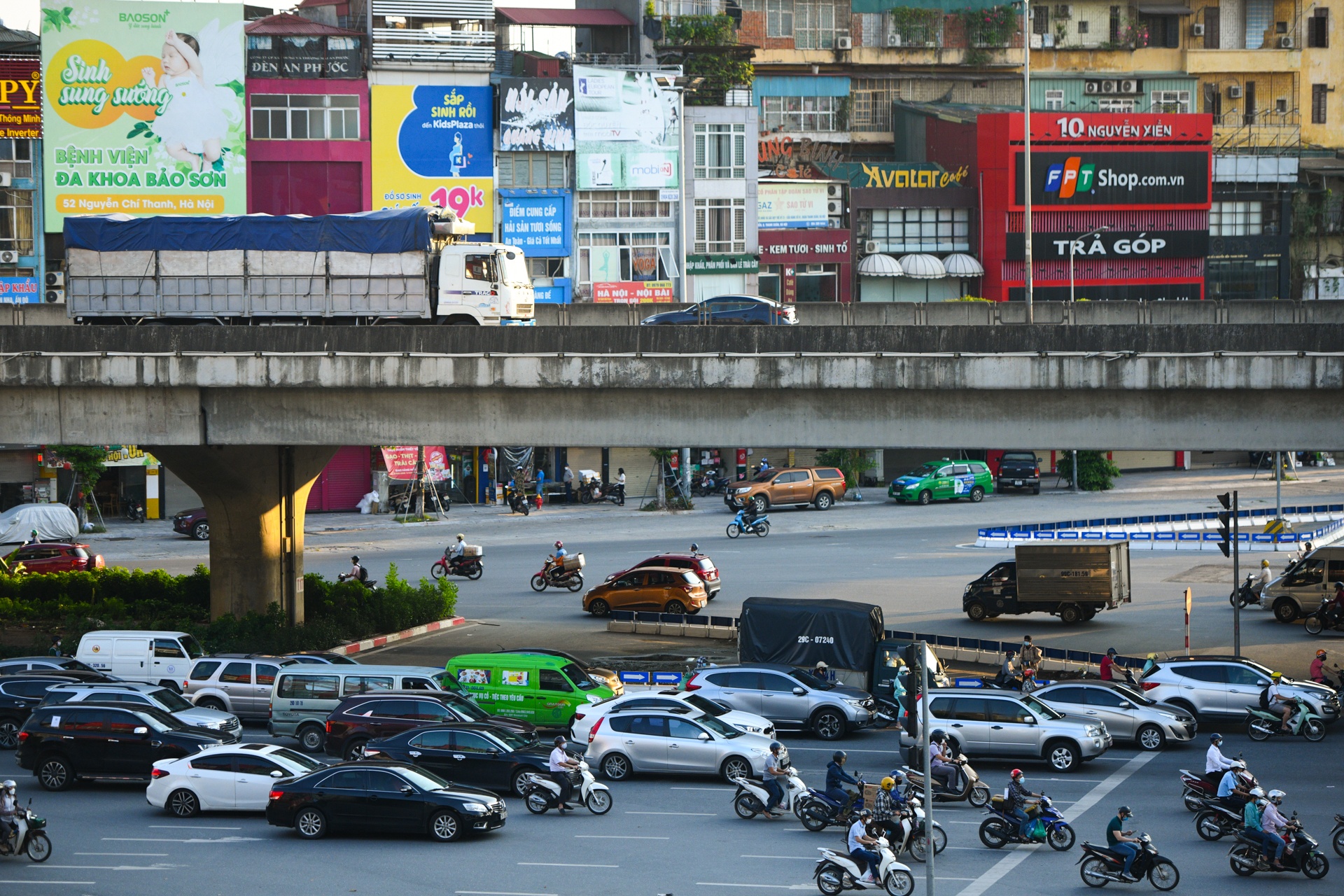 Ha Noi dong duc xe co,  chot kiem soat dich anh 1