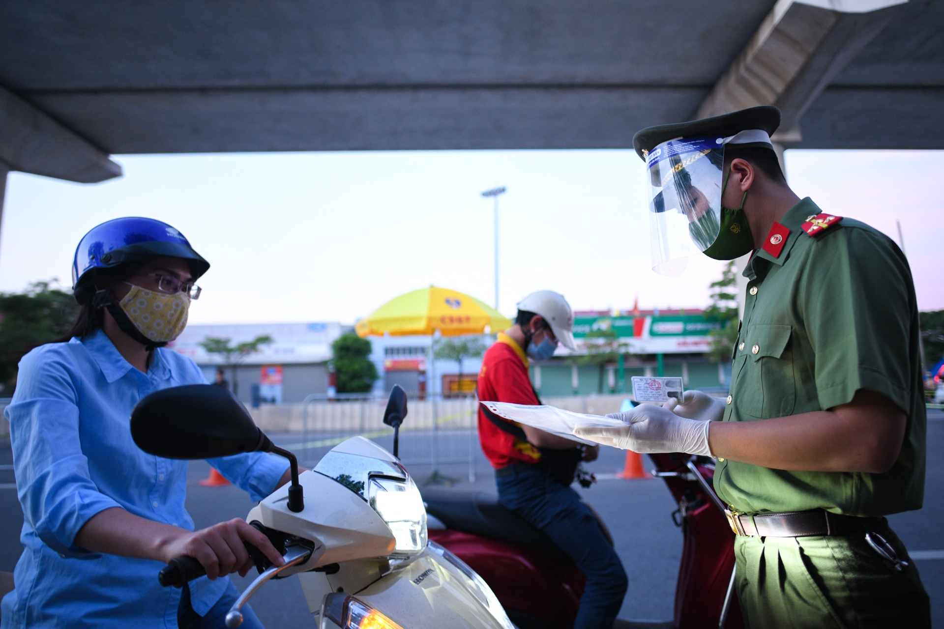 Ha Noi dong duc xe co,  chot kiem soat dich anh 3