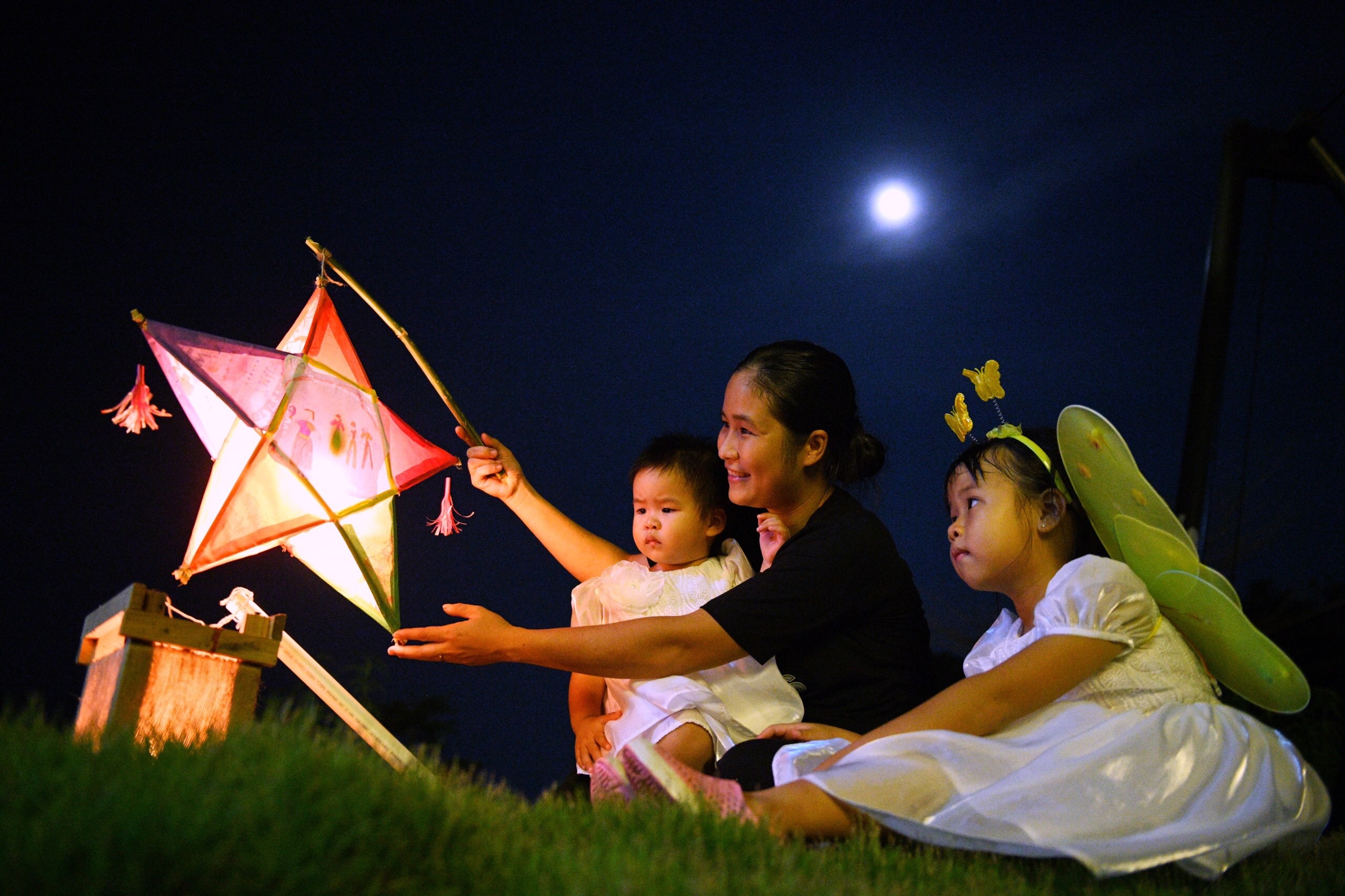 Dem Trung thu cua nhung dua tre theo bo me bo pho ve que hinh anh