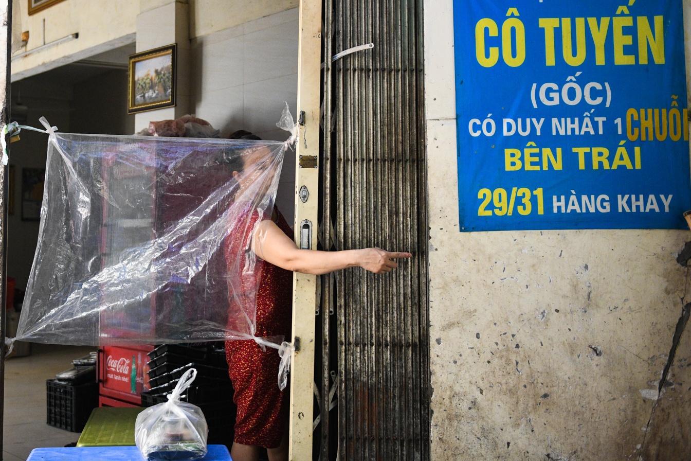 Hang bun dau ben ho Guom chi con ban duoc 300 suat moi ngay hinh anh