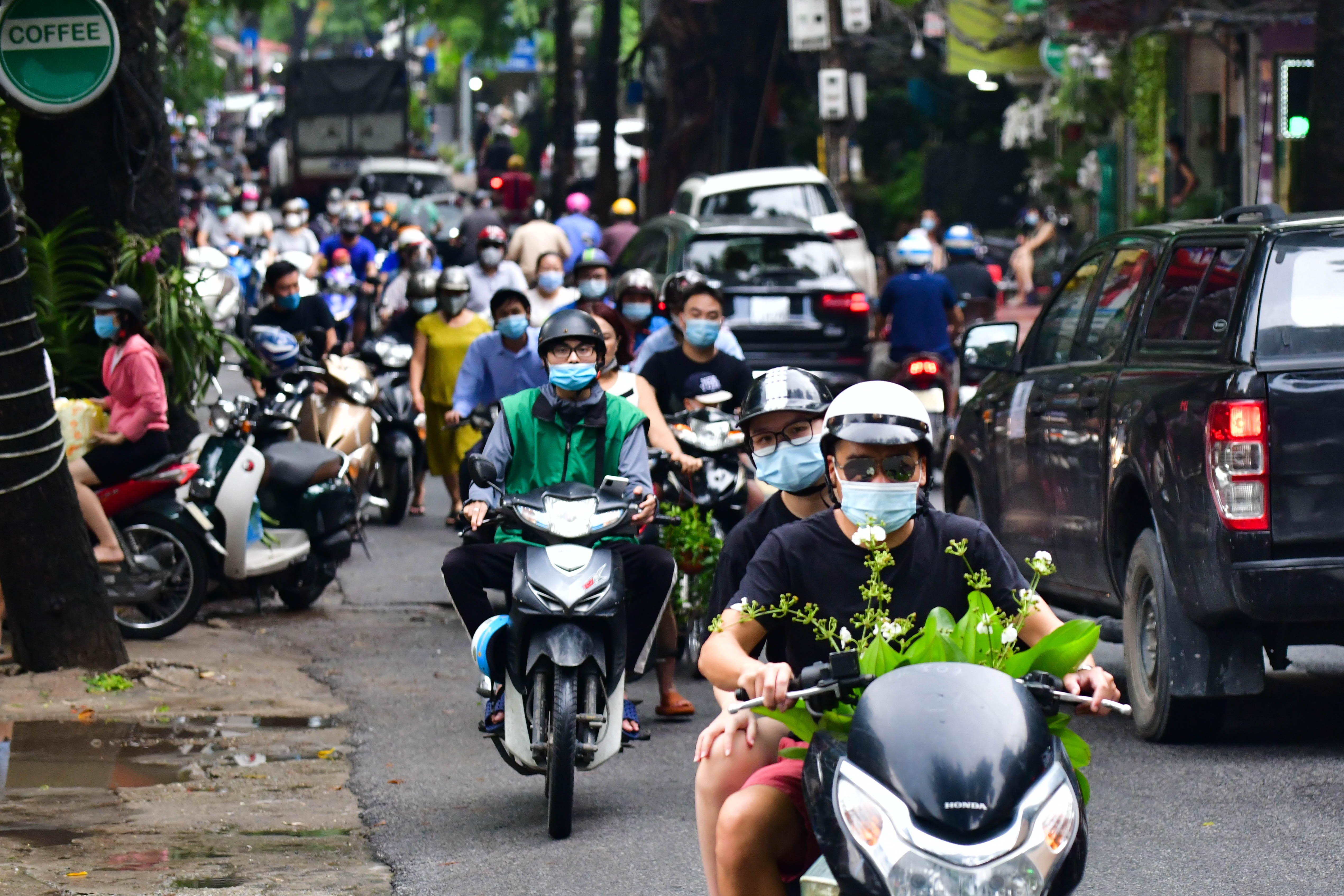 Ha Noi sau gian cach,  dich Covid-19 anh 1