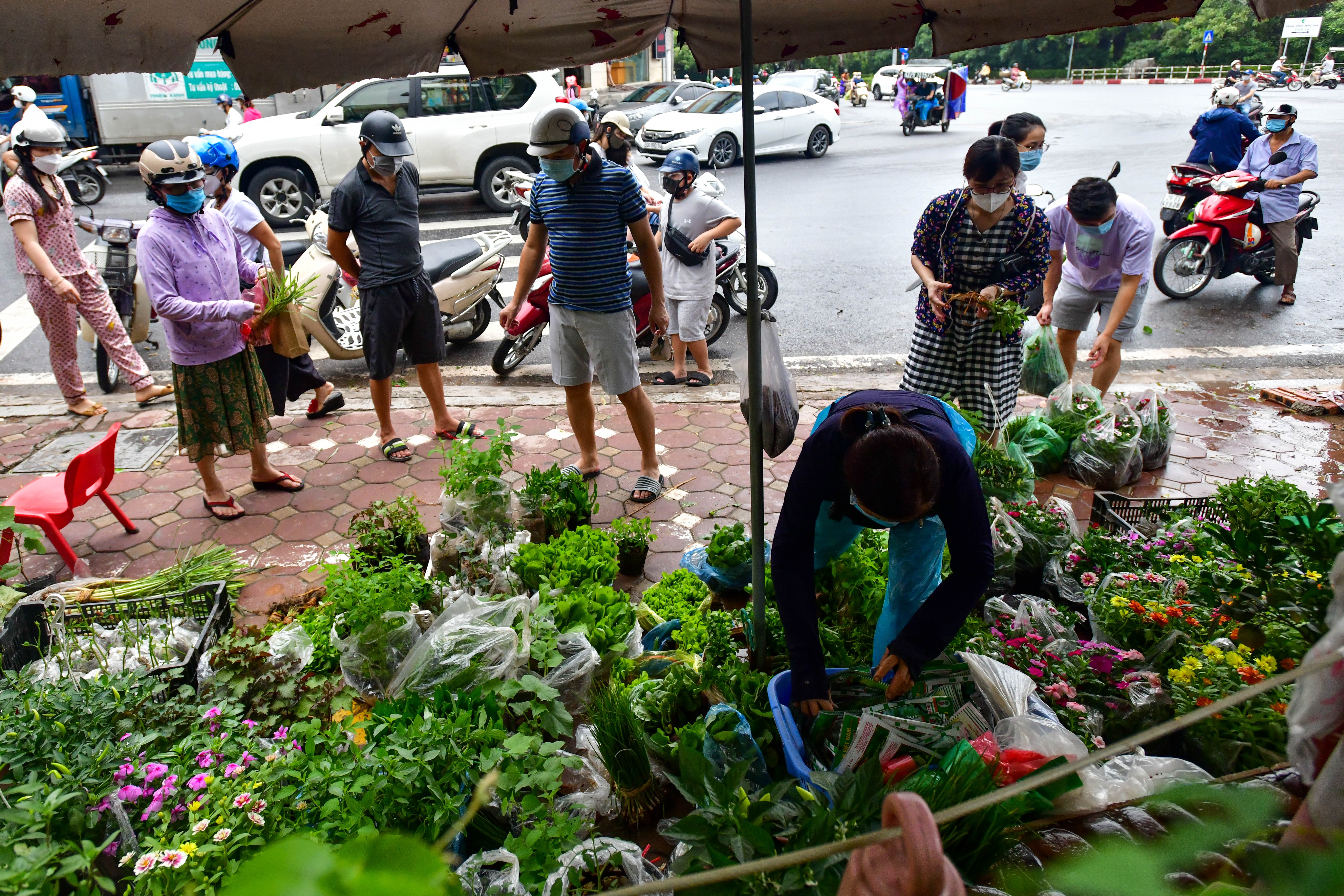 Ha Noi sau gian cach,  dich Covid-19 anh 2