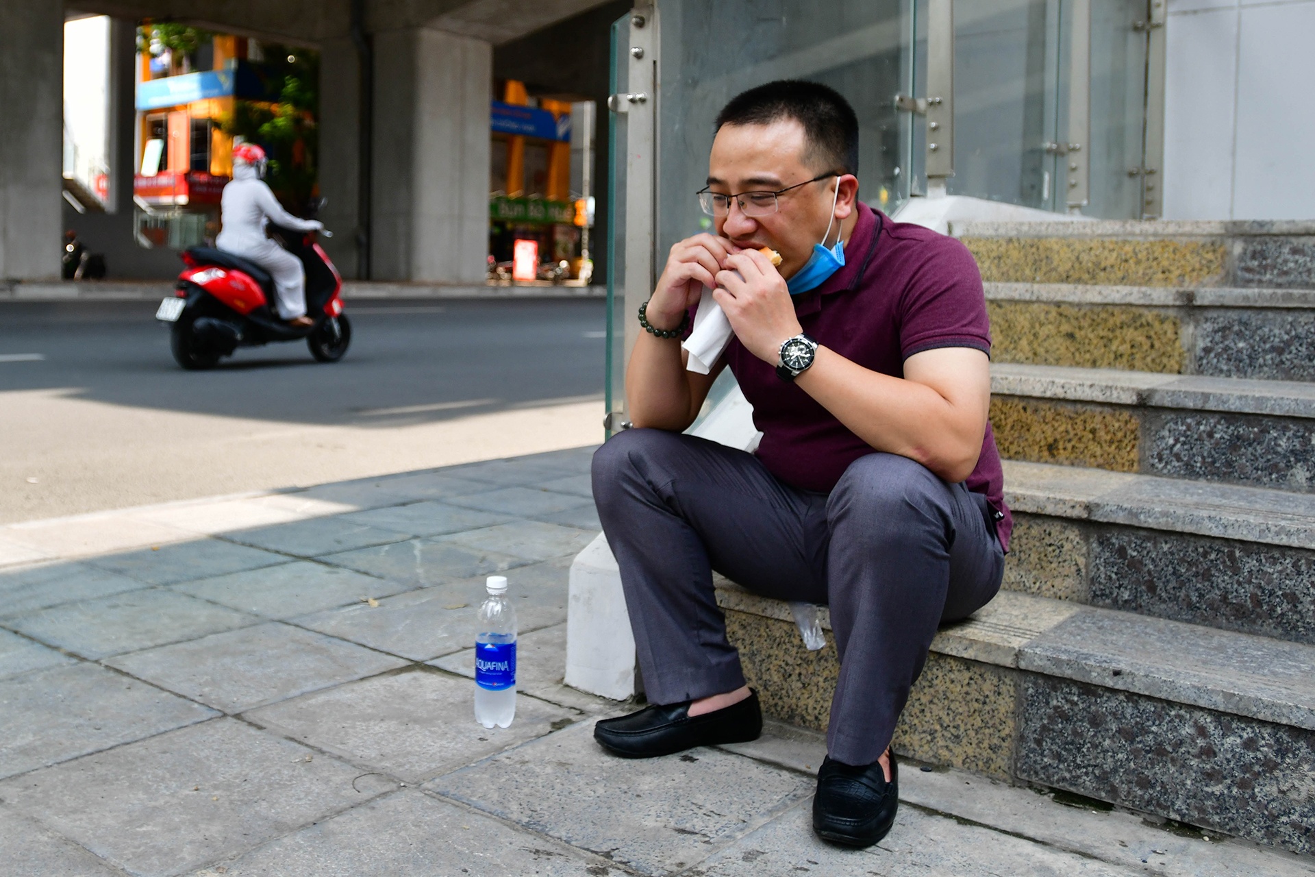 Mua do mang di, nguoi dan ngoi an o cong vien, via he hinh anh