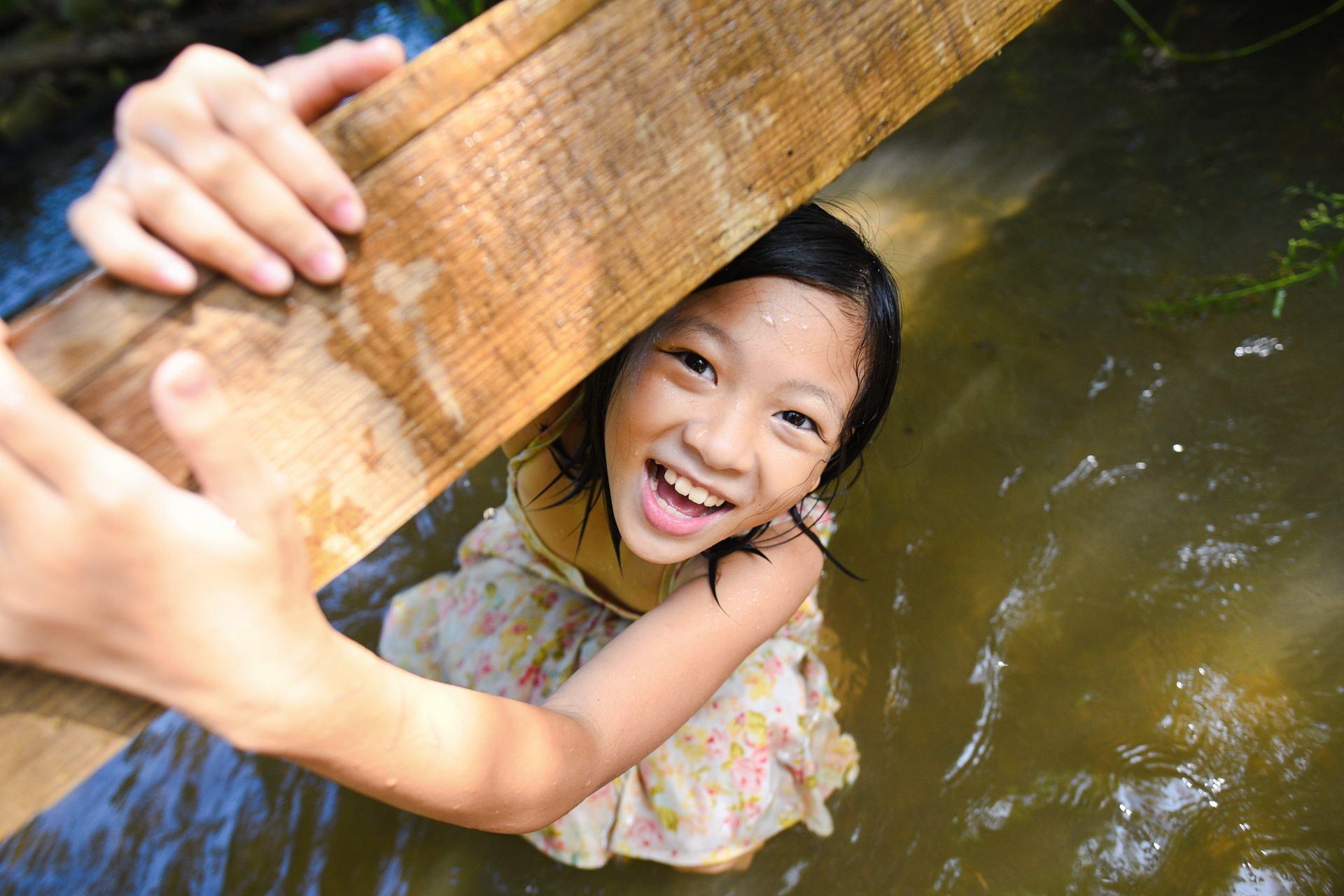 Ngay chua den truong cua nhung dua tre theo bo me ve que hinh anh