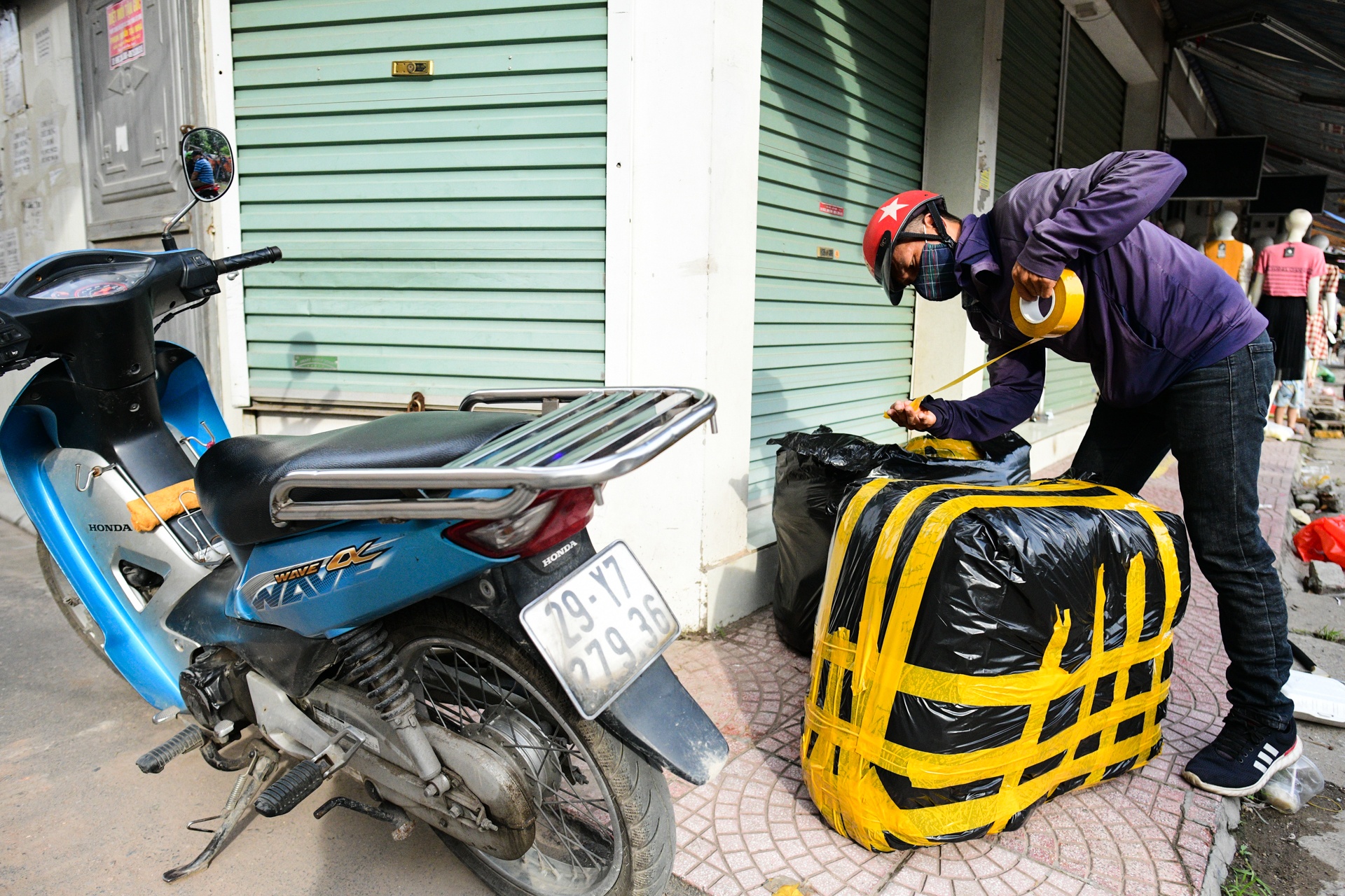 cho Ninh Hiep,  cho quan ao Ha Noi anh 12