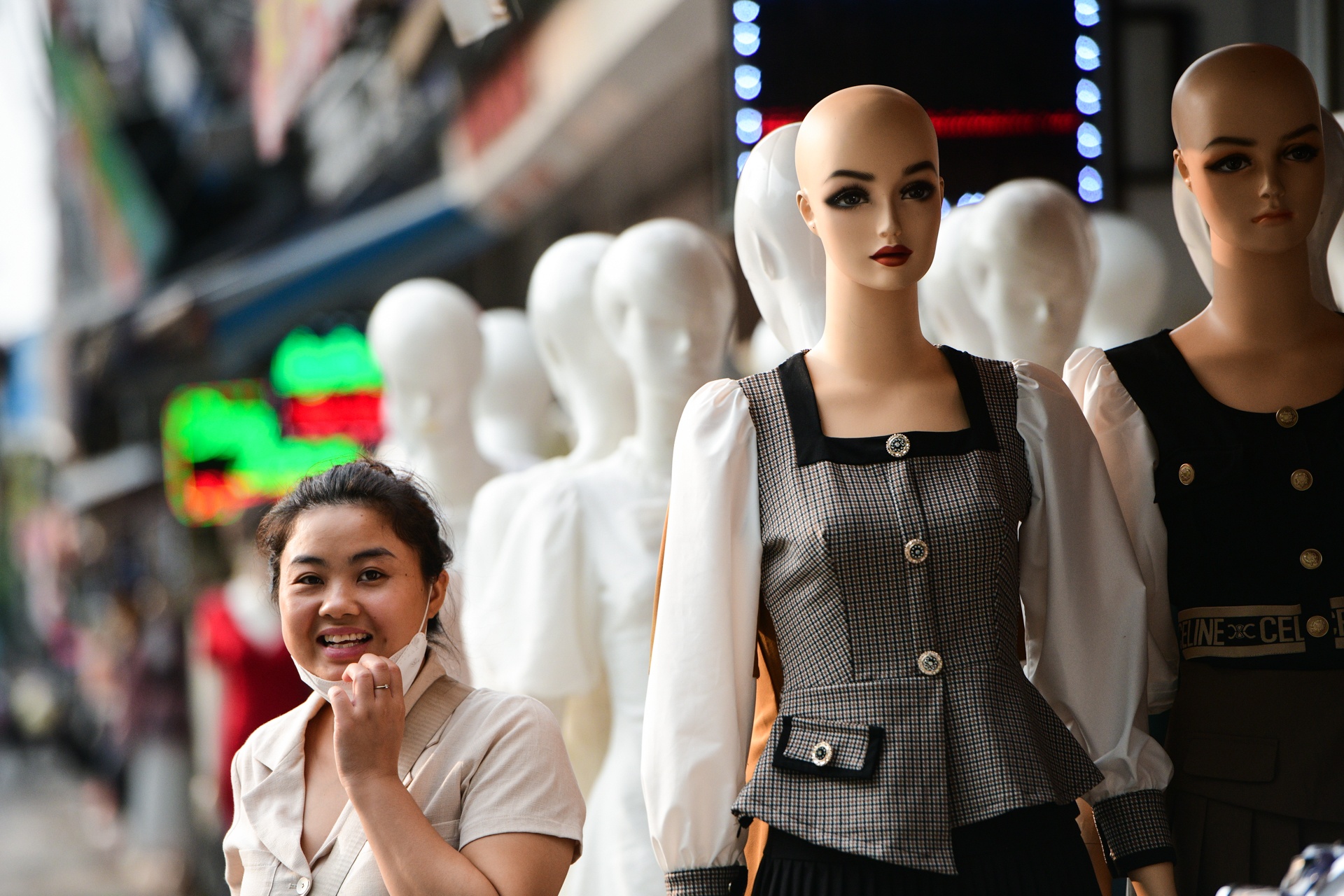 cho Ninh Hiep,  cho quan ao Ha Noi anh 2