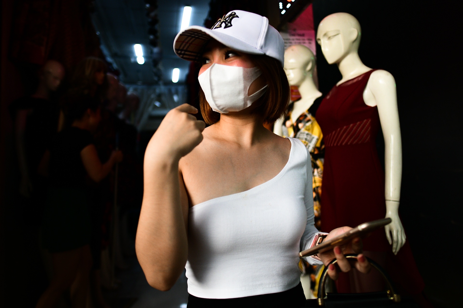 'Cho chan dai mannequin' vang khach sau khi Ha Noi noi long gian cach hinh anh