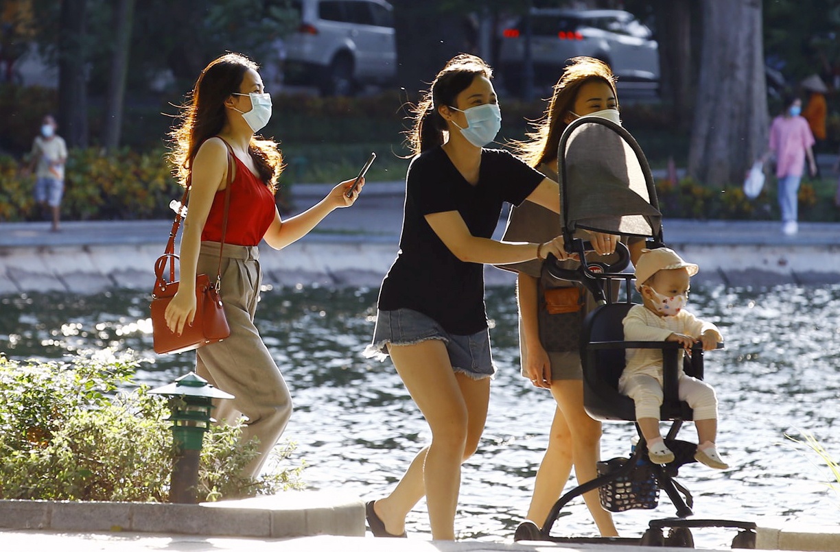 Nguoi Ha Noi uong ca phe ven ho, huong tiet troi mat lanh mua thu hinh anh