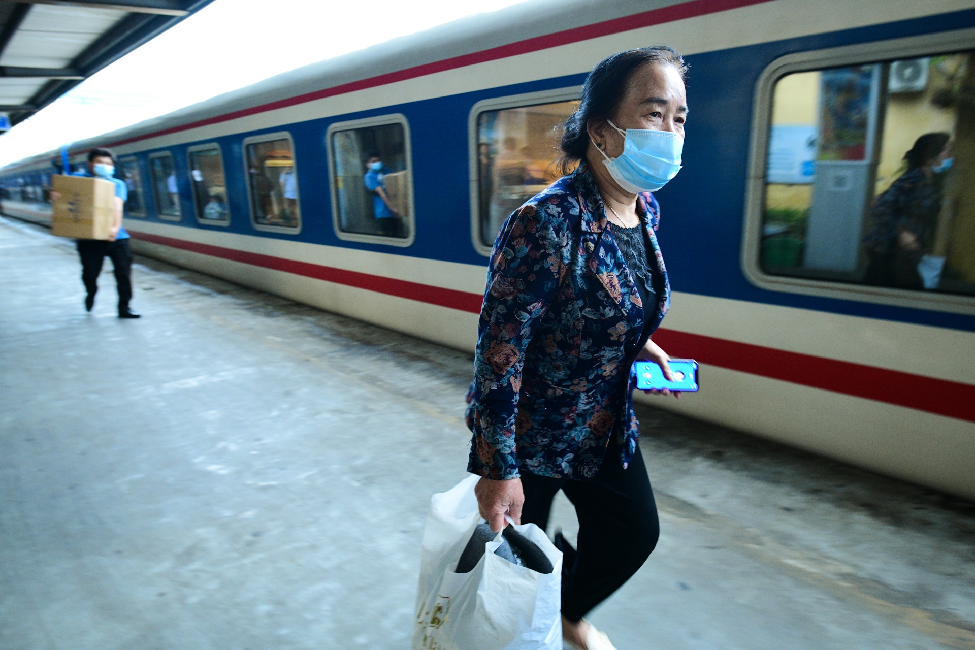 ga Ha Noi,  tau hoat dong tro lai,  chuyen tau dau tien anh 13