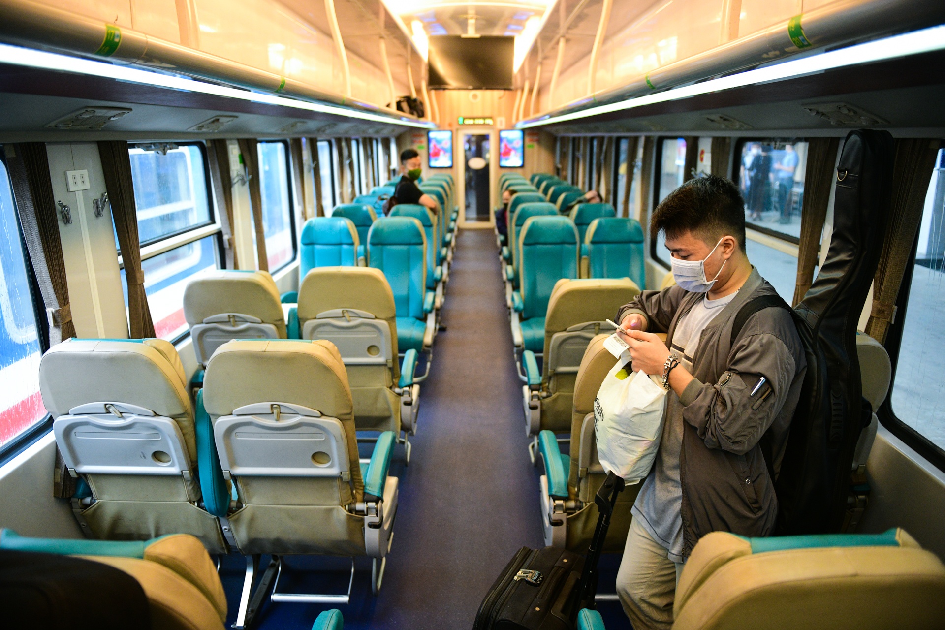 ga Ha Noi,  tau hoat dong tro lai,  chuyen tau dau tien anh 5