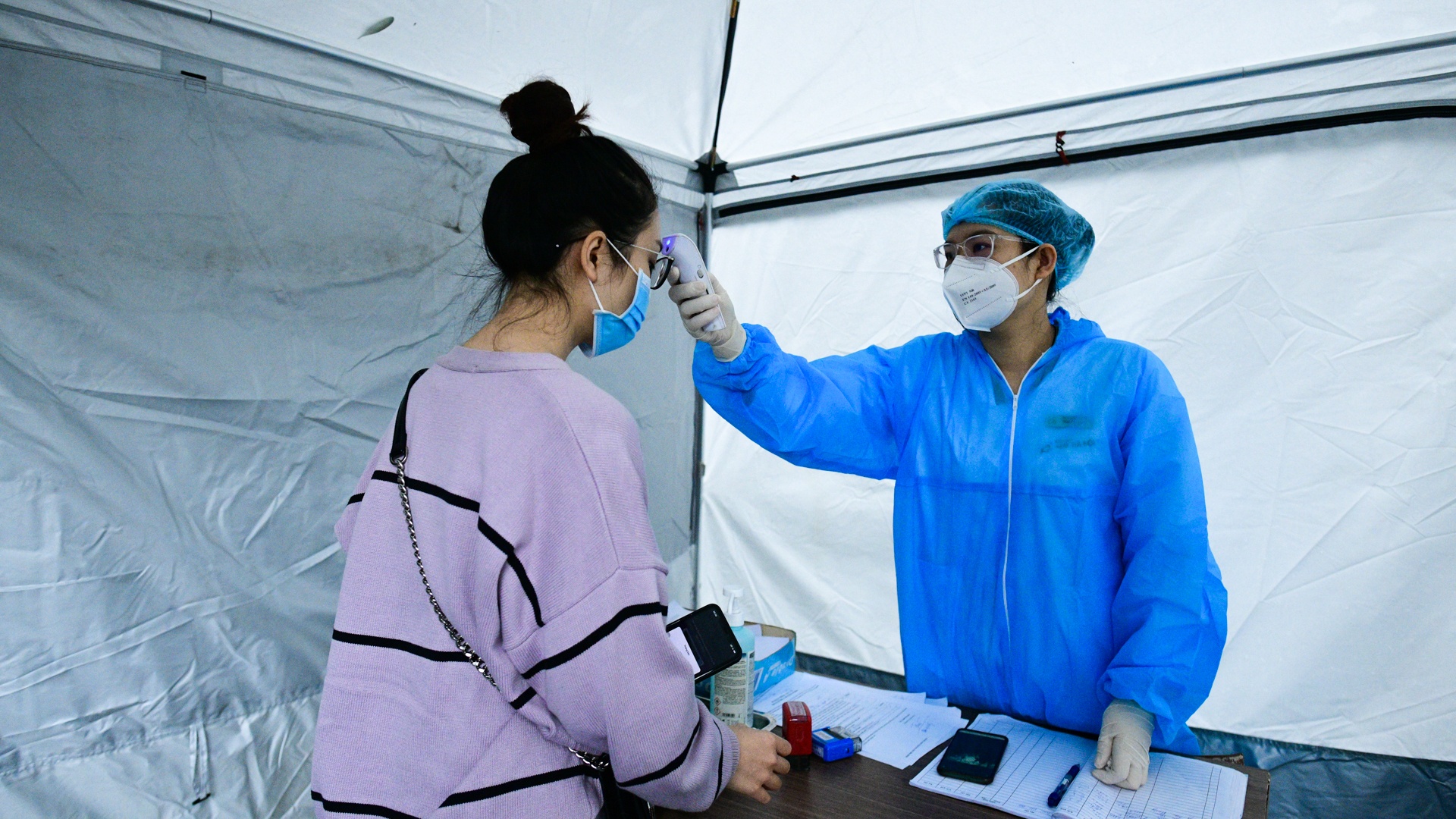 co giao day yoga,  mo mat can,  vien mat Ha Noi anh 12