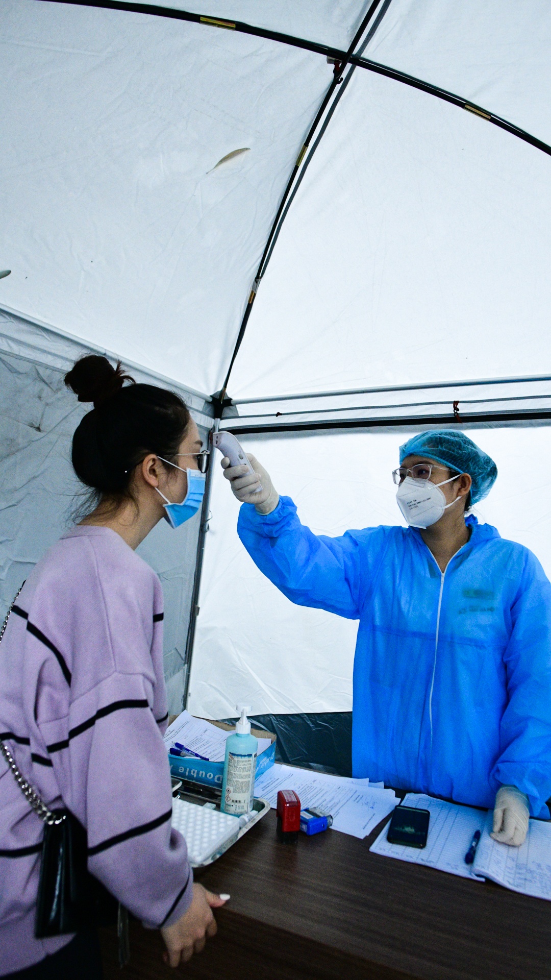 co giao day yoga,  mo mat can,  vien mat Ha Noi anh 13