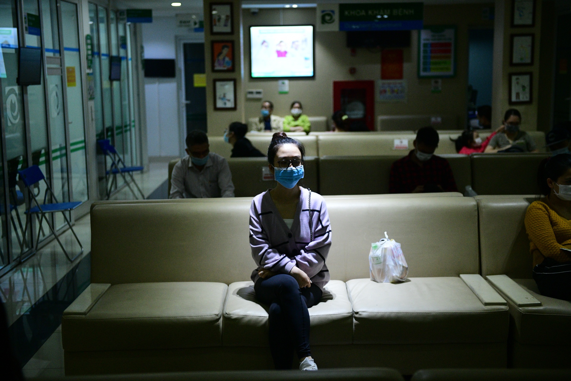 co giao day yoga,  mo mat can,  vien mat Ha Noi anh 14