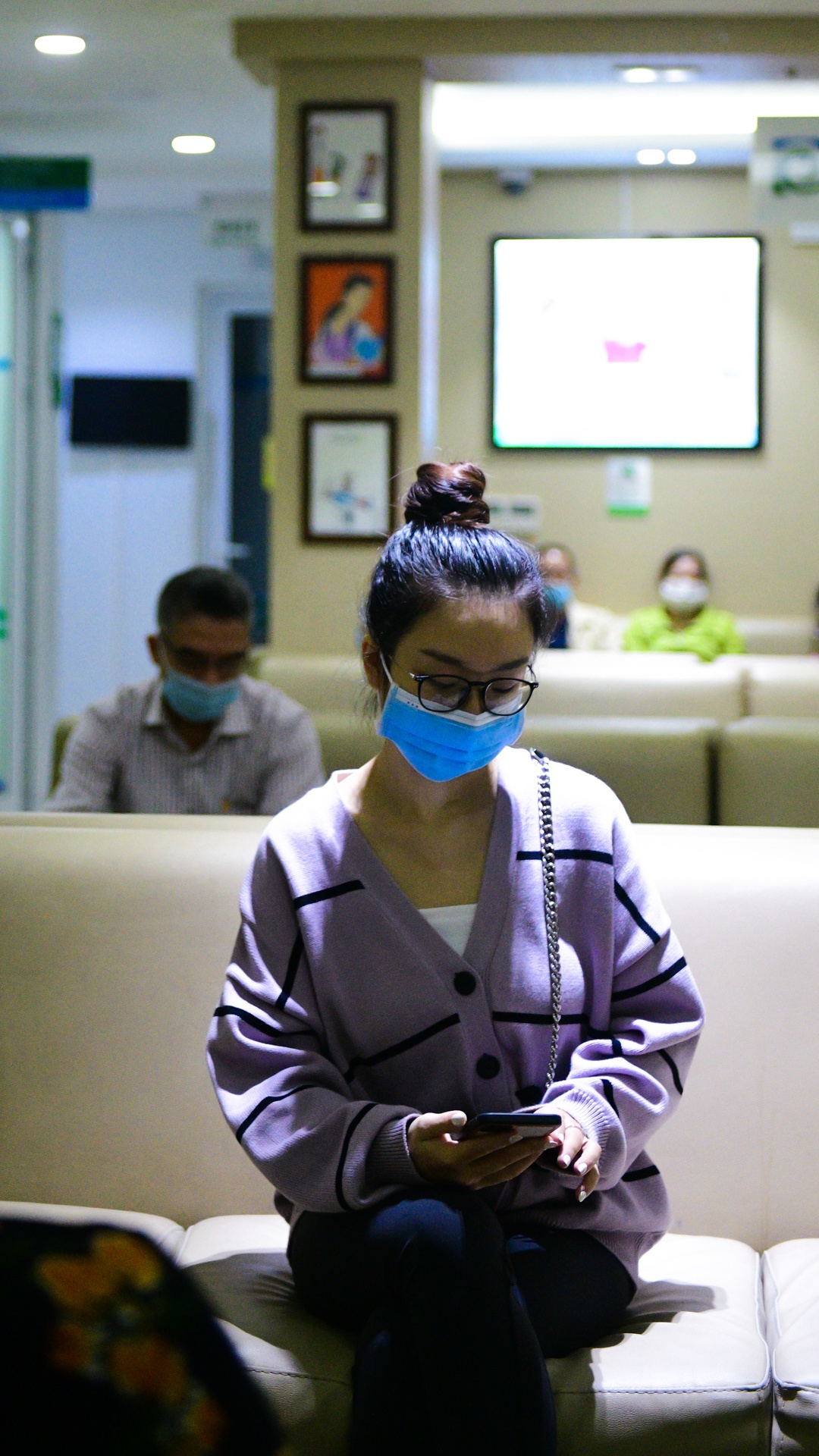 co giao day yoga,  mo mat can,  vien mat Ha Noi anh 15