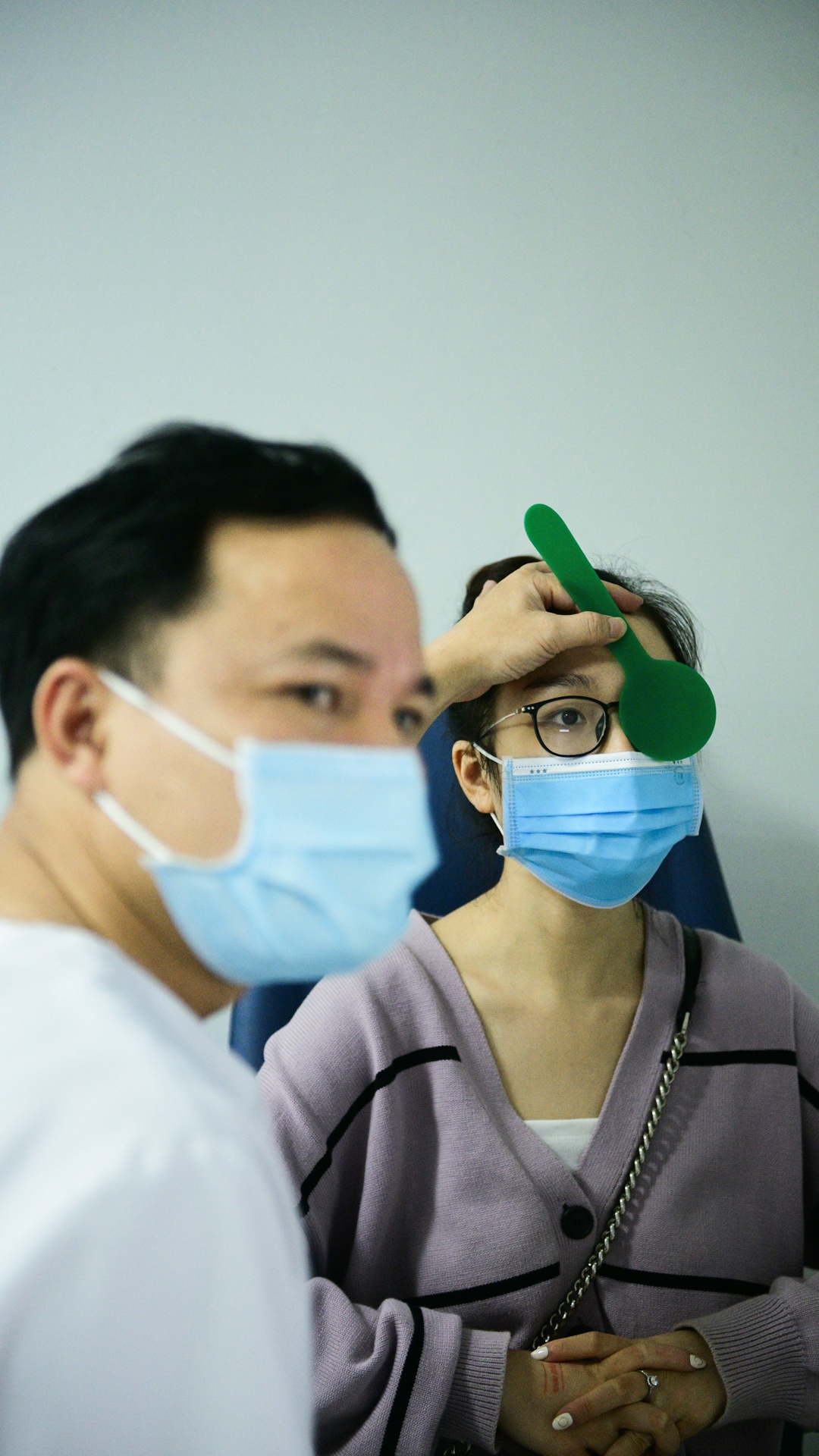 co giao day yoga,  mo mat can,  vien mat Ha Noi anh 17