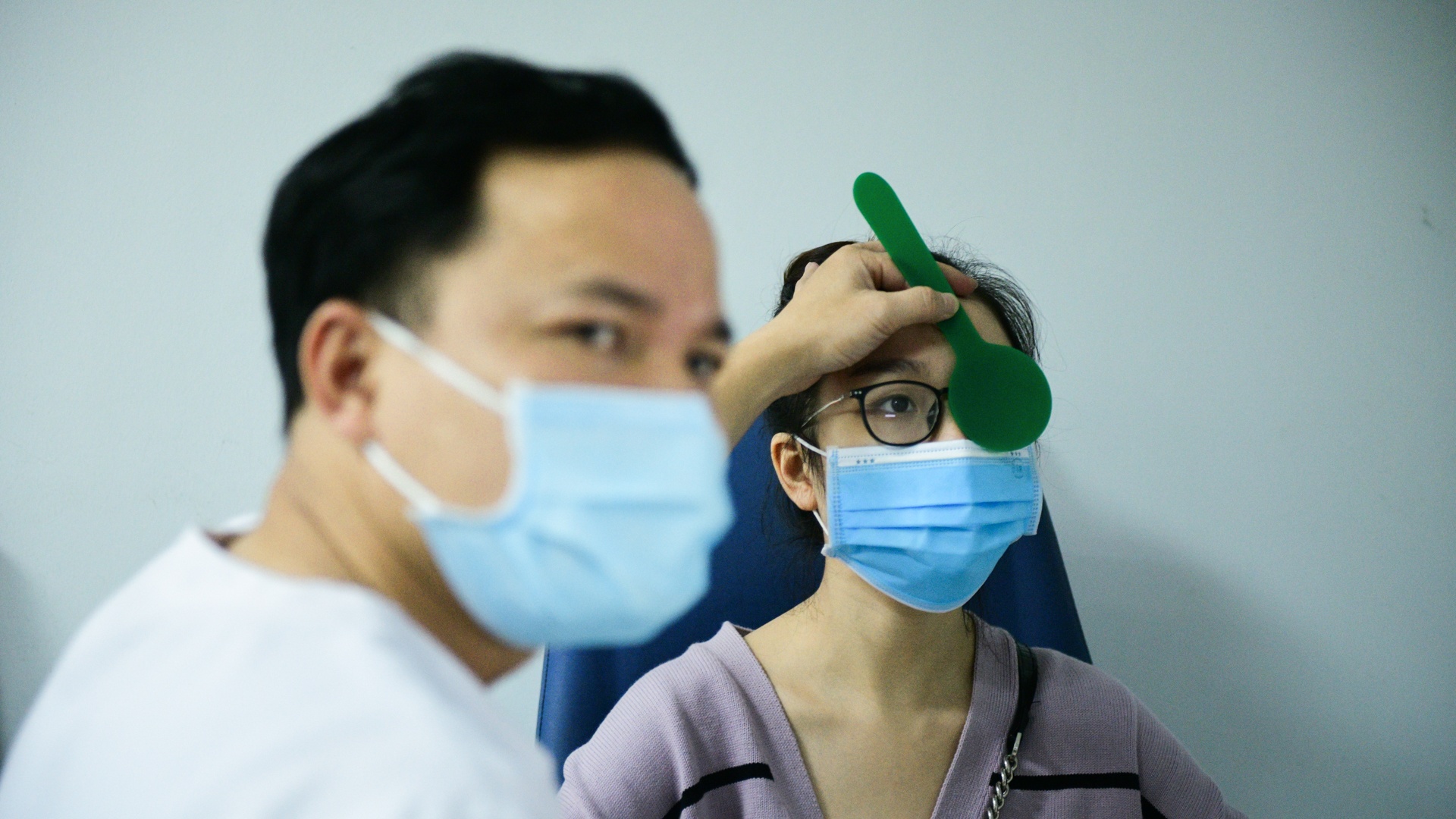 co giao day yoga,  mo mat can,  vien mat Ha Noi anh 16