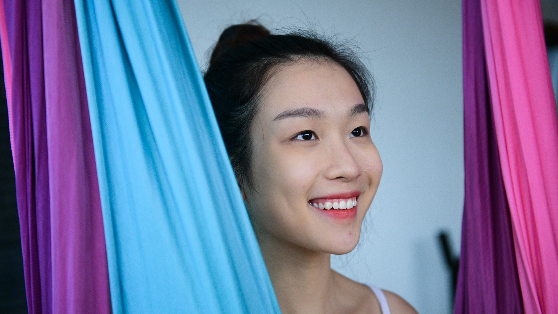 co giao day yoga,  mo mat can,  vien mat Ha Noi anh 2