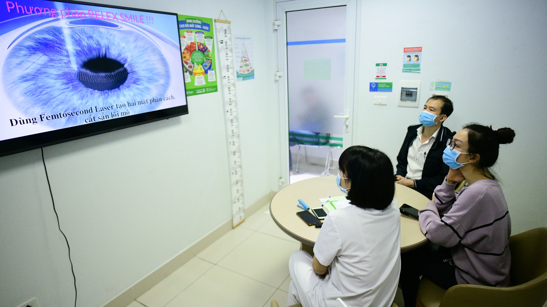 co giao day yoga,  mo mat can,  vien mat Ha Noi anh 18