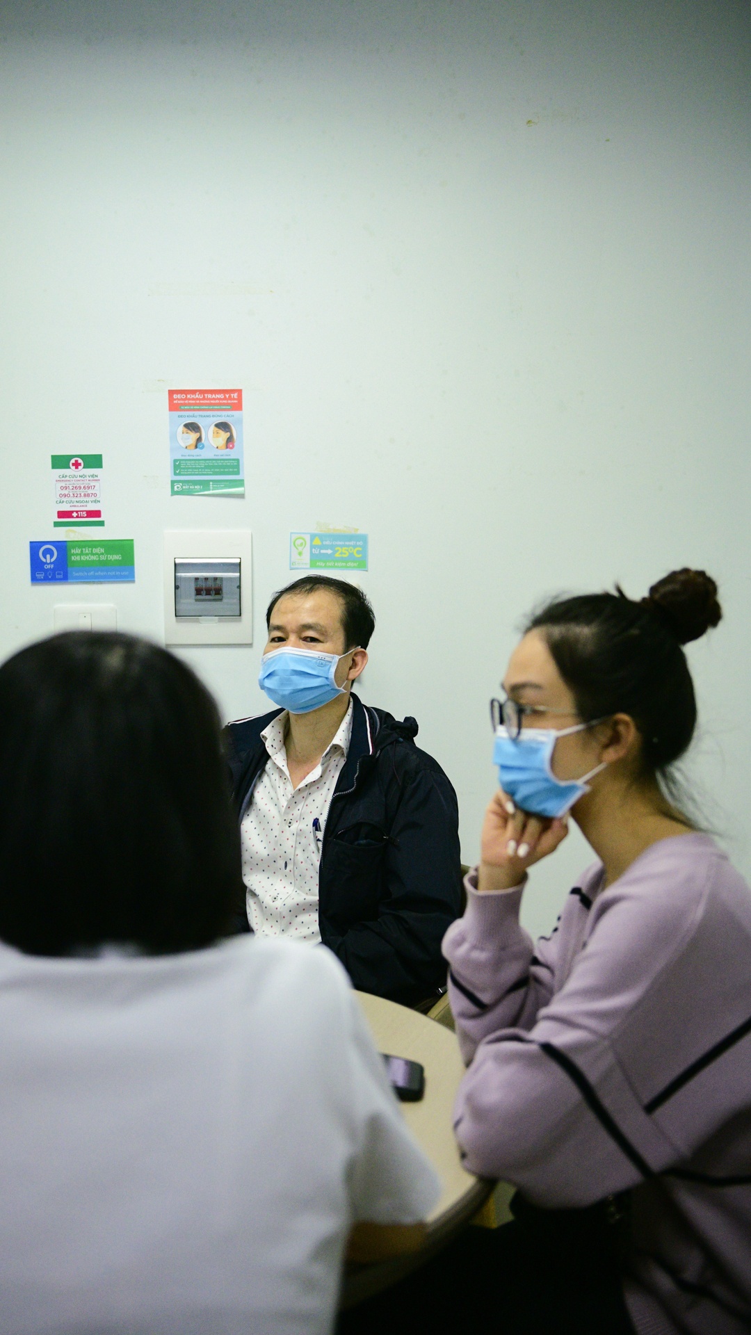 co giao day yoga,  mo mat can,  vien mat Ha Noi anh 19