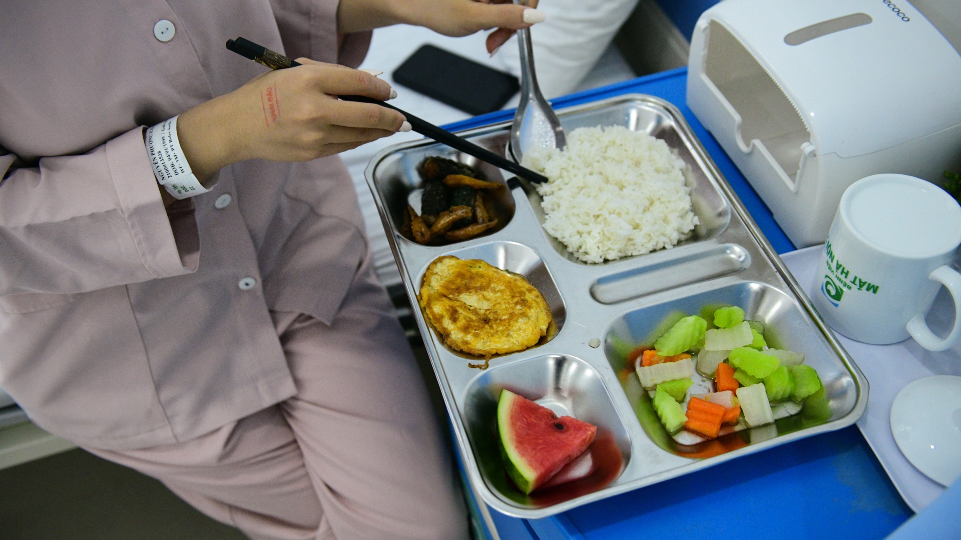 co giao day yoga,  mo mat can,  vien mat Ha Noi anh 23