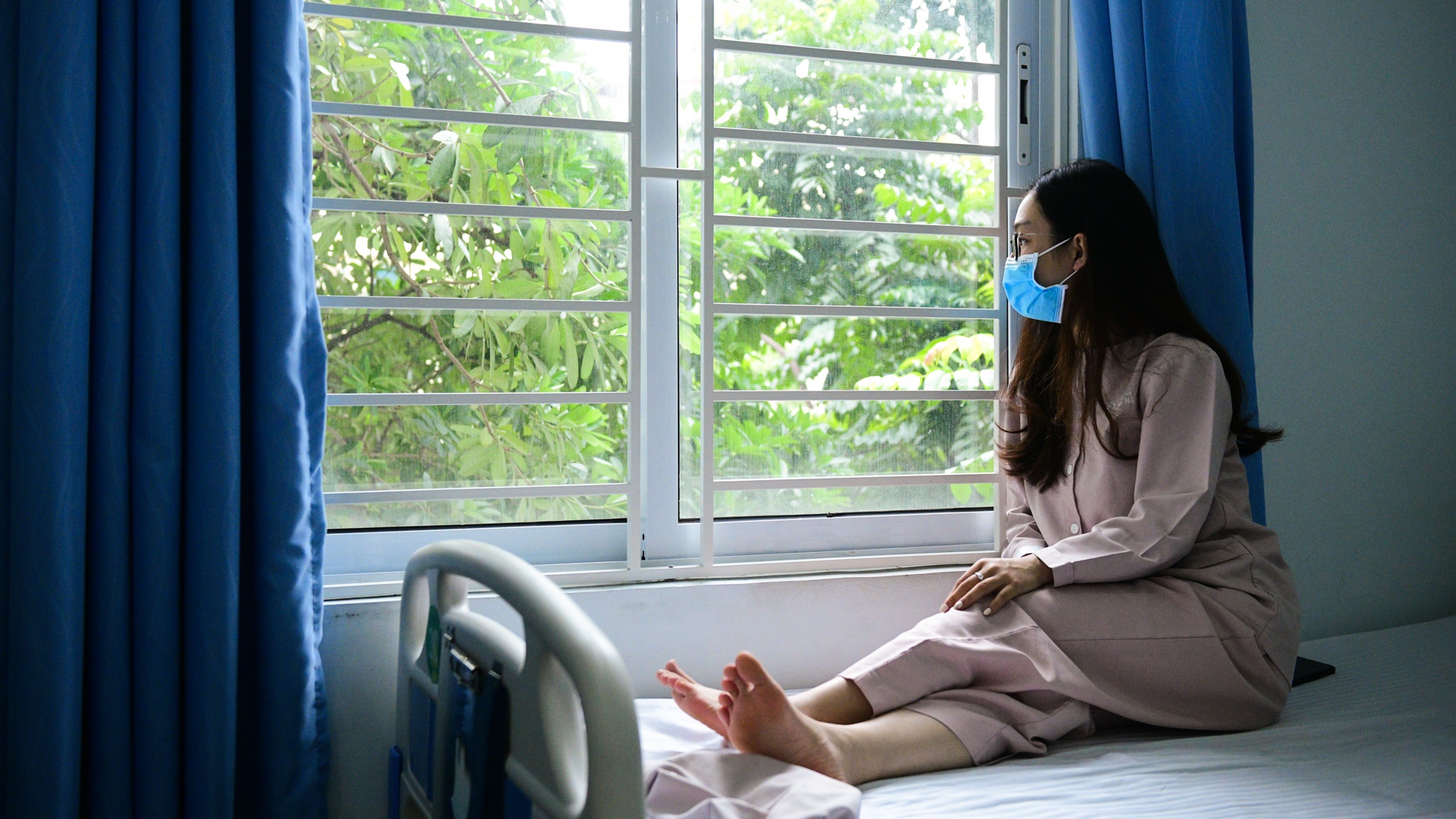 co giao day yoga,  mo mat can,  vien mat Ha Noi anh 20