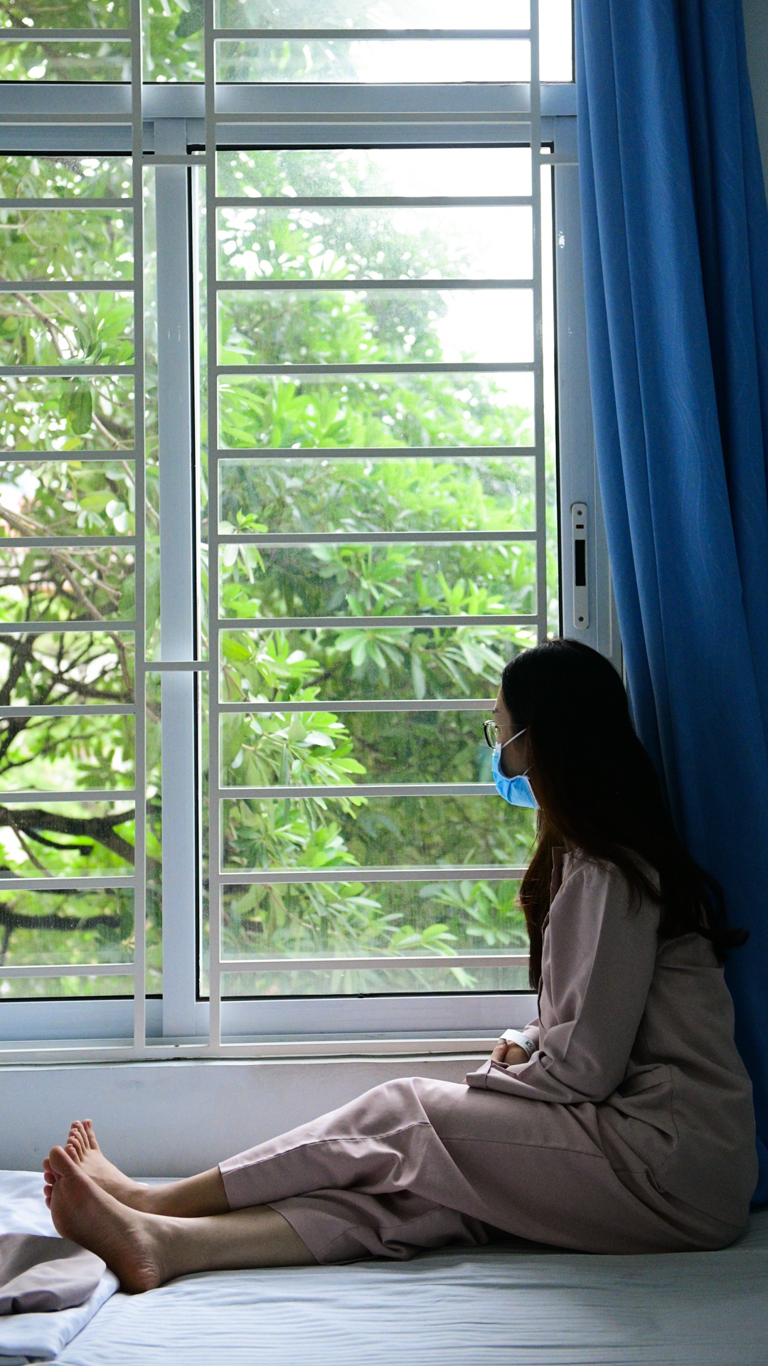 co giao day yoga,  mo mat can,  vien mat Ha Noi anh 21